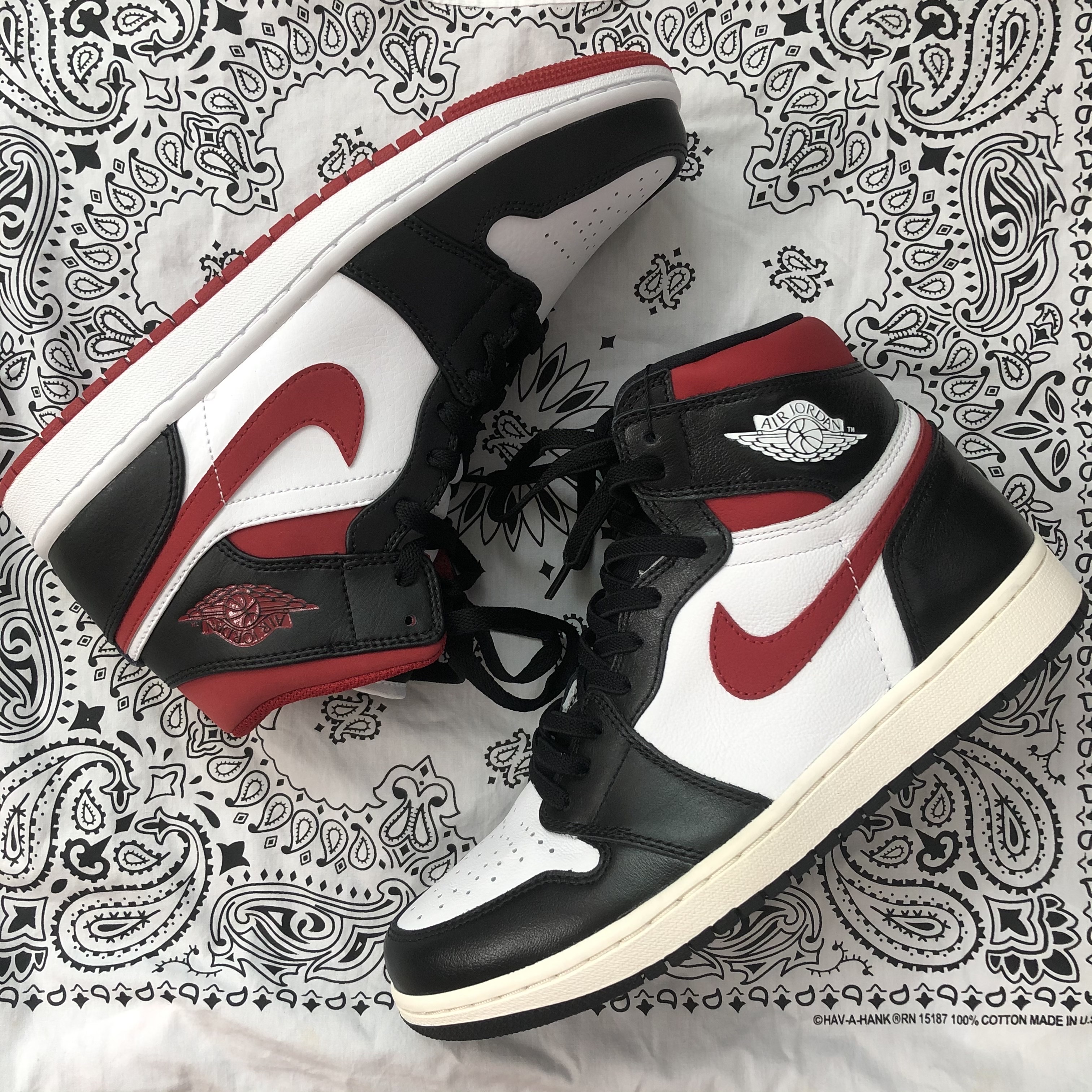 Jordan 1 Retro High OG Gym Red, Jordan 1 Mid Gym Red Black White 착용 스타일 - 1