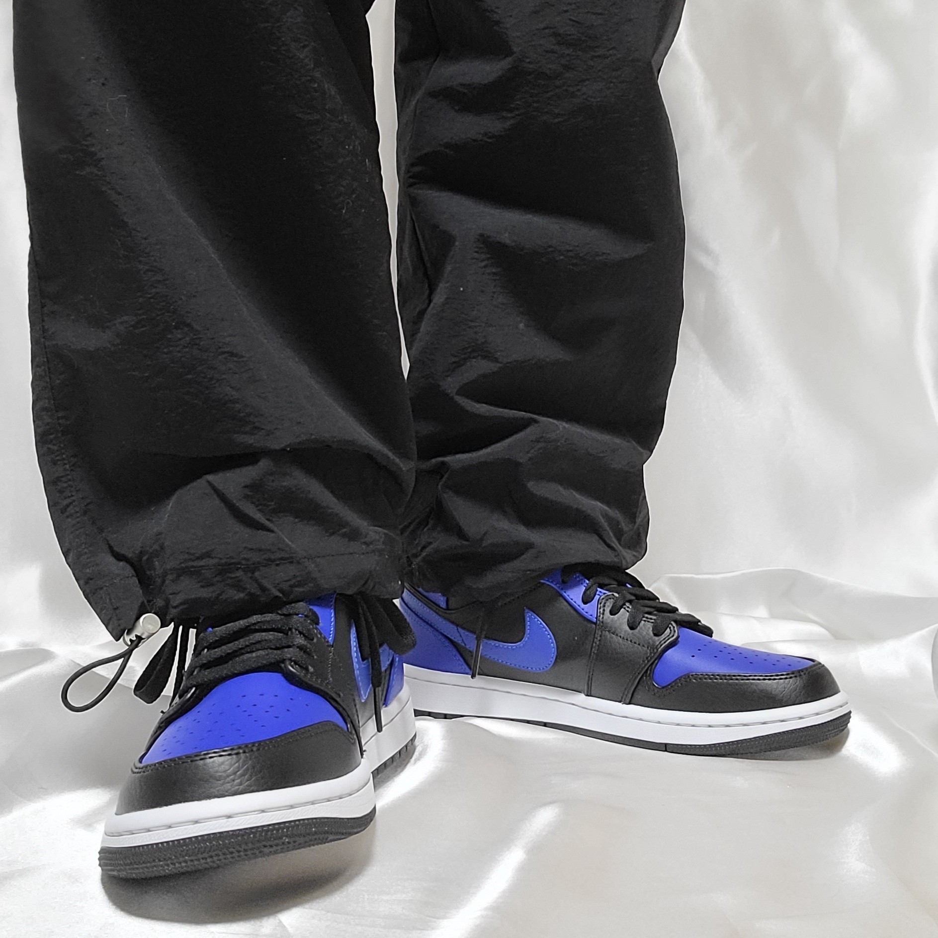 Jordan 1 Mid Black Hyper Royal 착용 스타일 - 4
