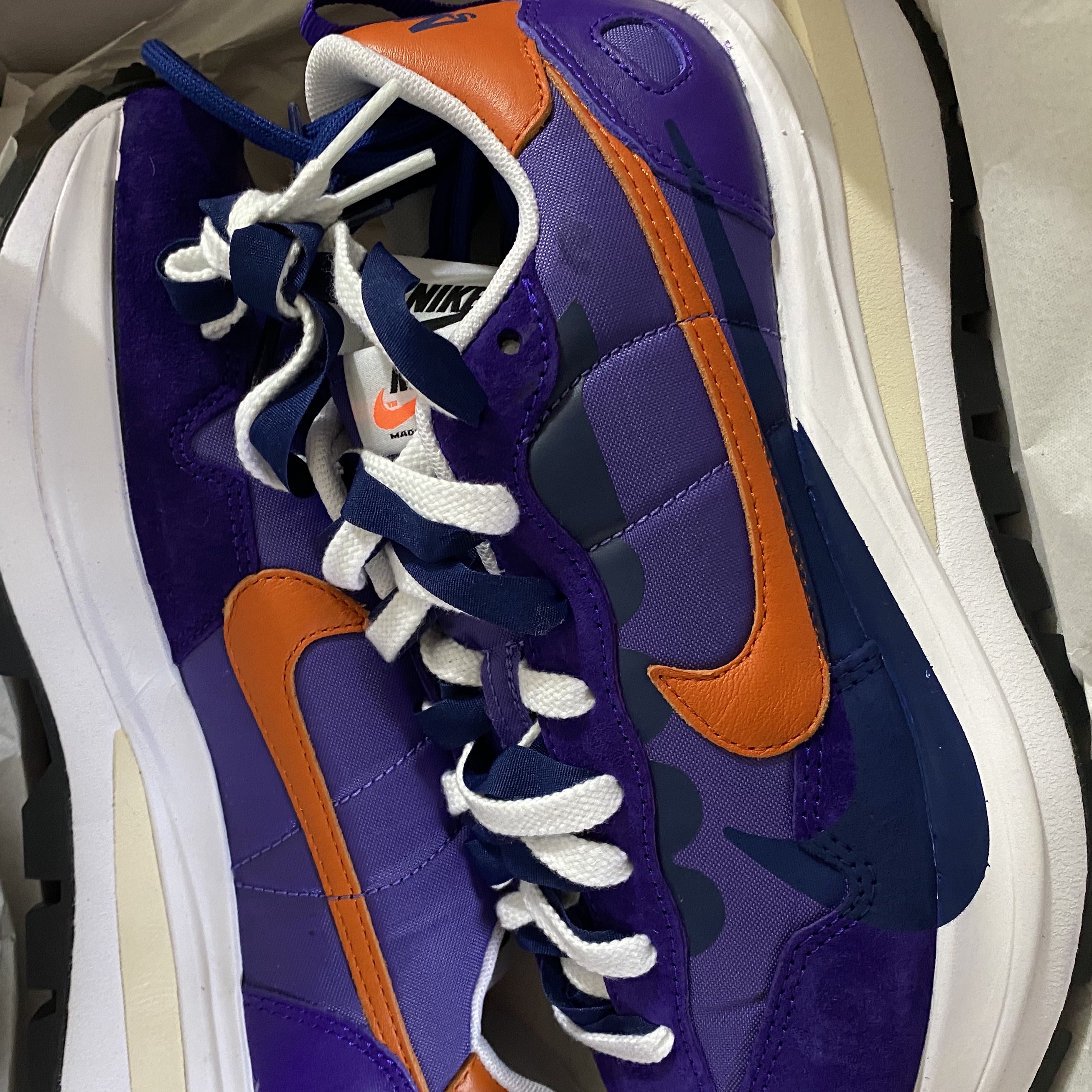 Nike x Sacai VaporWaffle Dark Iris 착용 스타일 - 2
