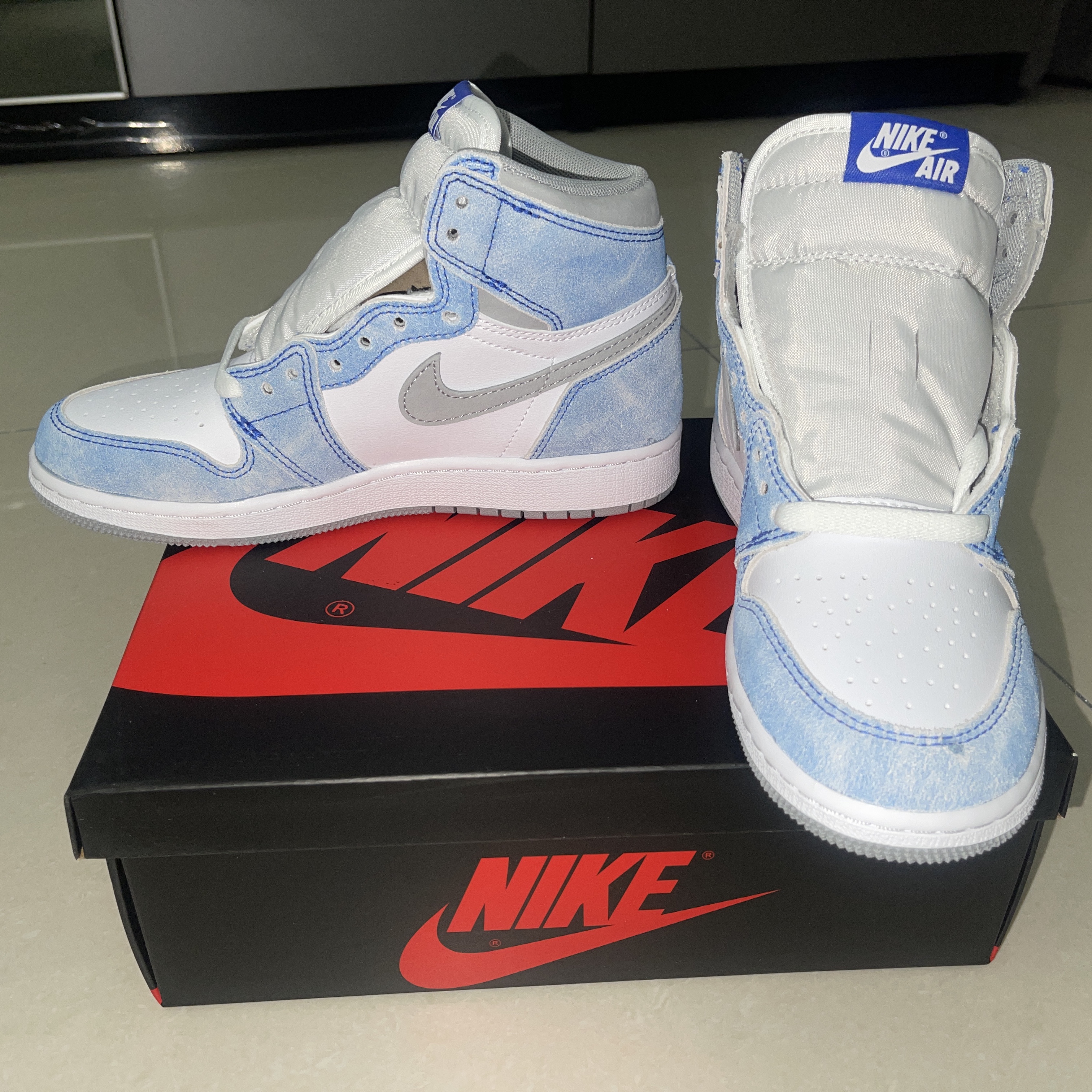 Jordan 1 Retro High OG Hyper Royal 착용 스타일