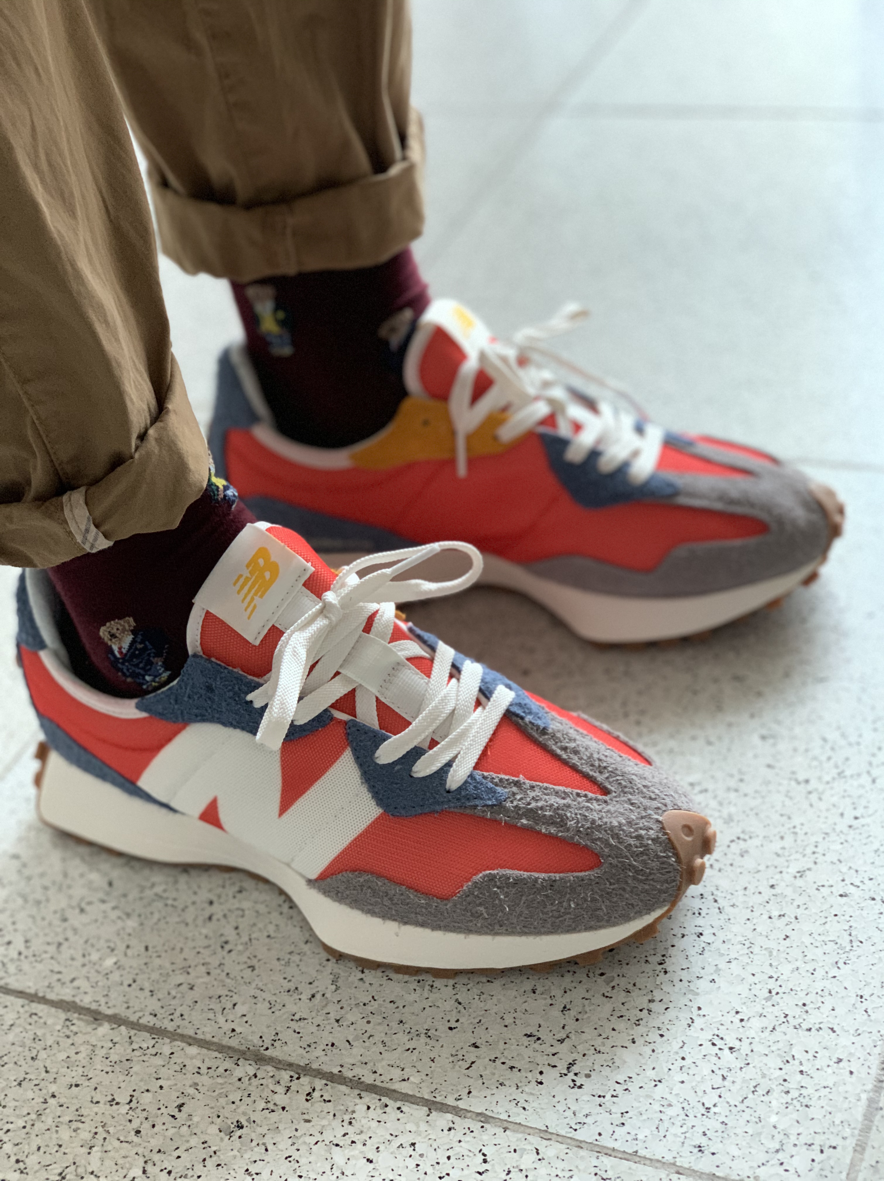 New Balance 327 Dark Blaze 착용 스타일 - 2