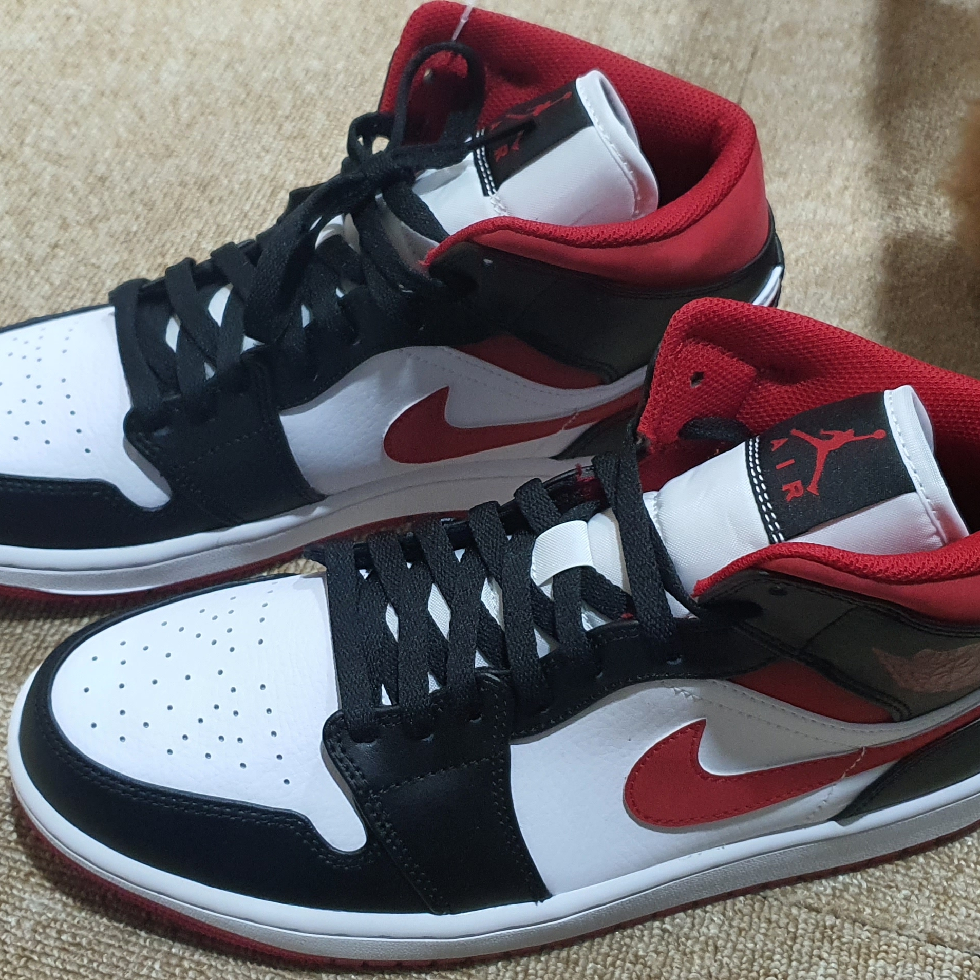 Jordan 1 Mid Gym Red Black White 착용 스타일