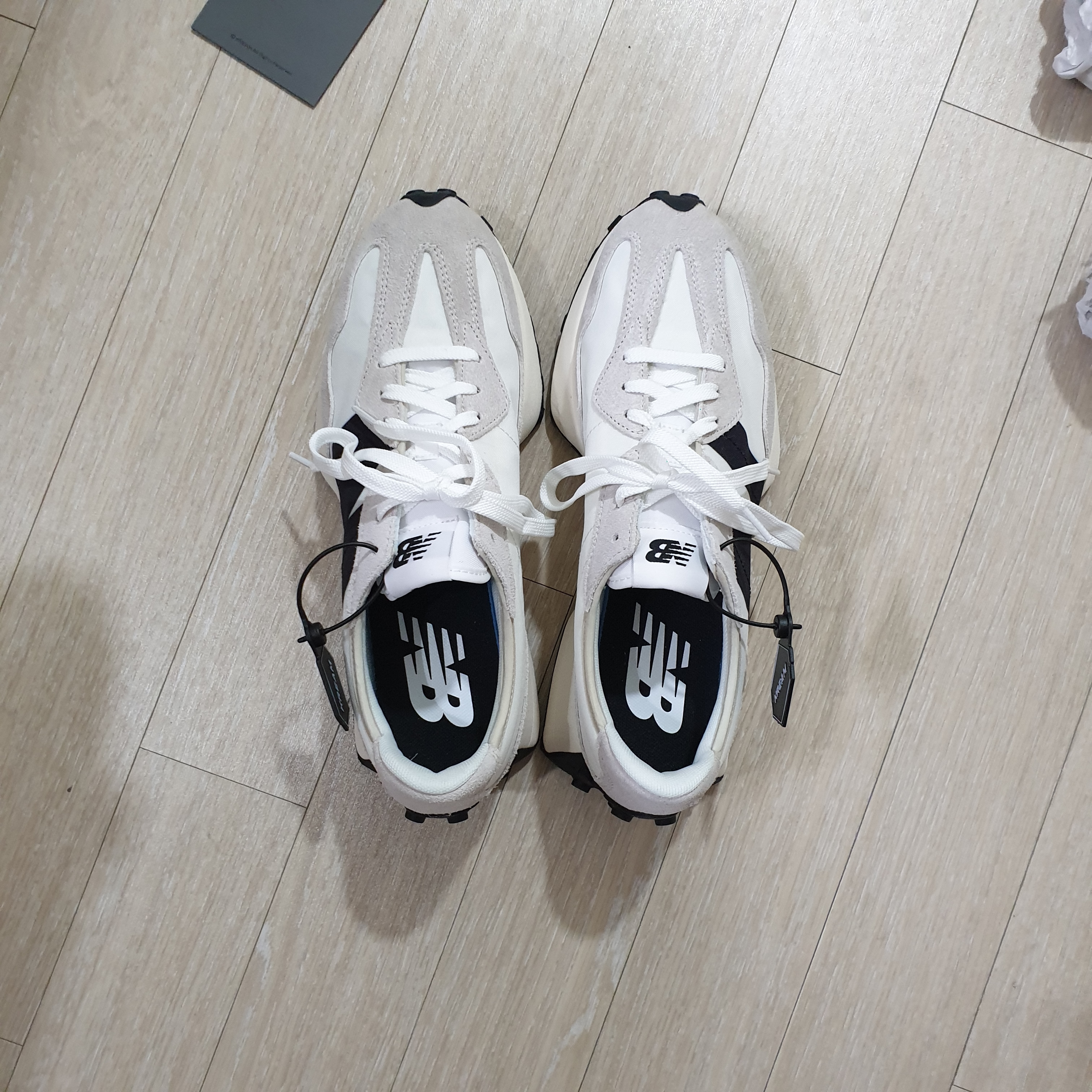 New Balance 327 White Black 착용 스타일