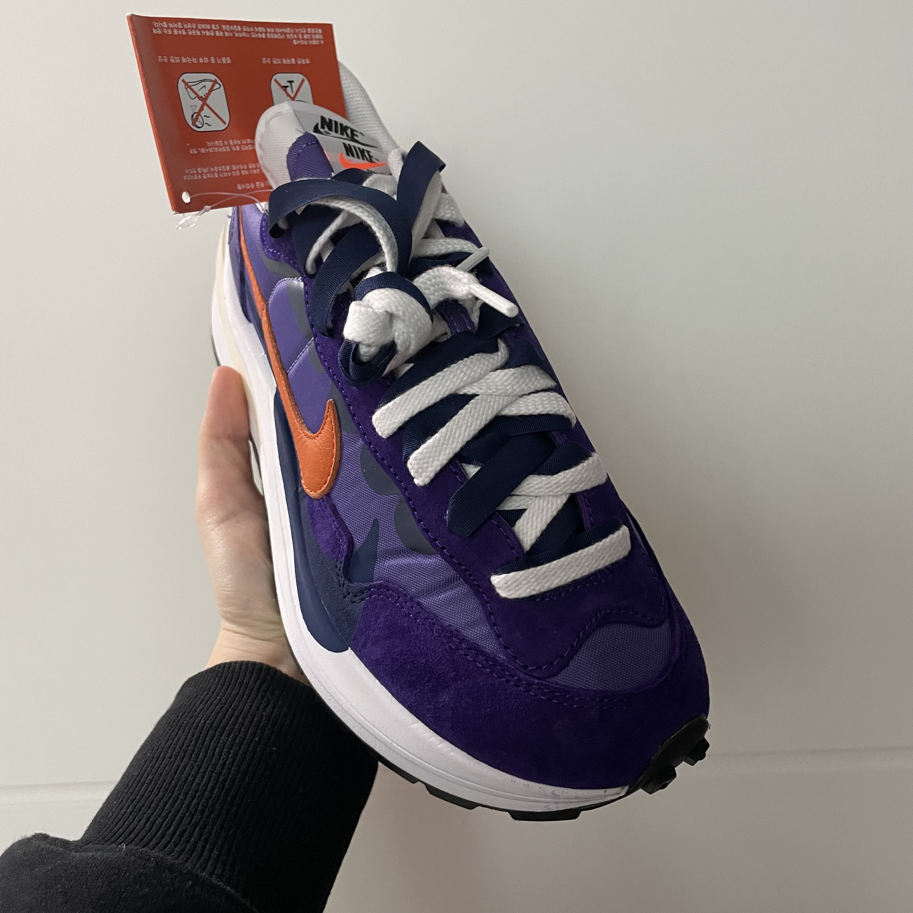 Nike x Sacai VaporWaffle Dark Iris 착용 스타일 - 2