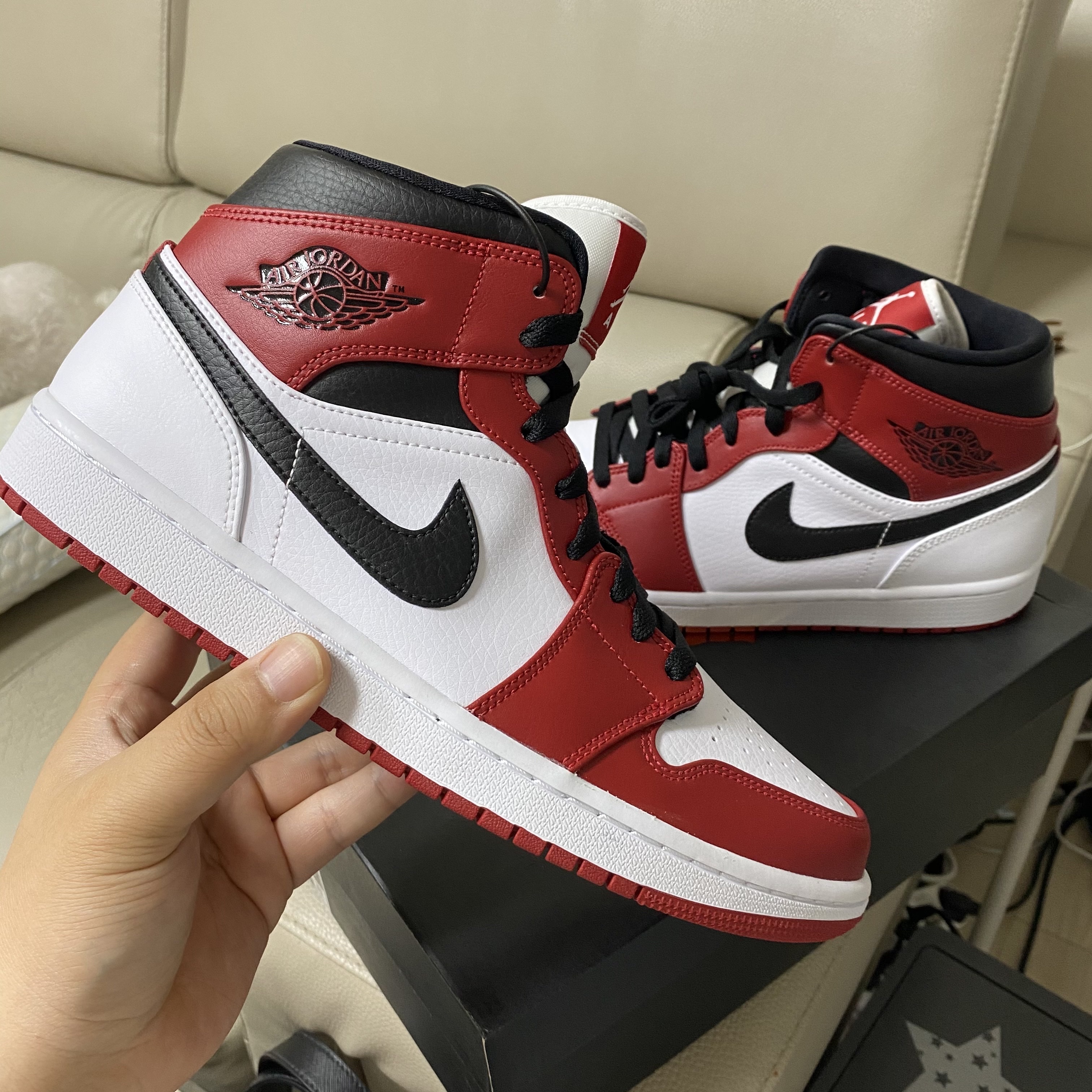 Jordan 1 Mid Chicago 2020 착용 스타일 - 1