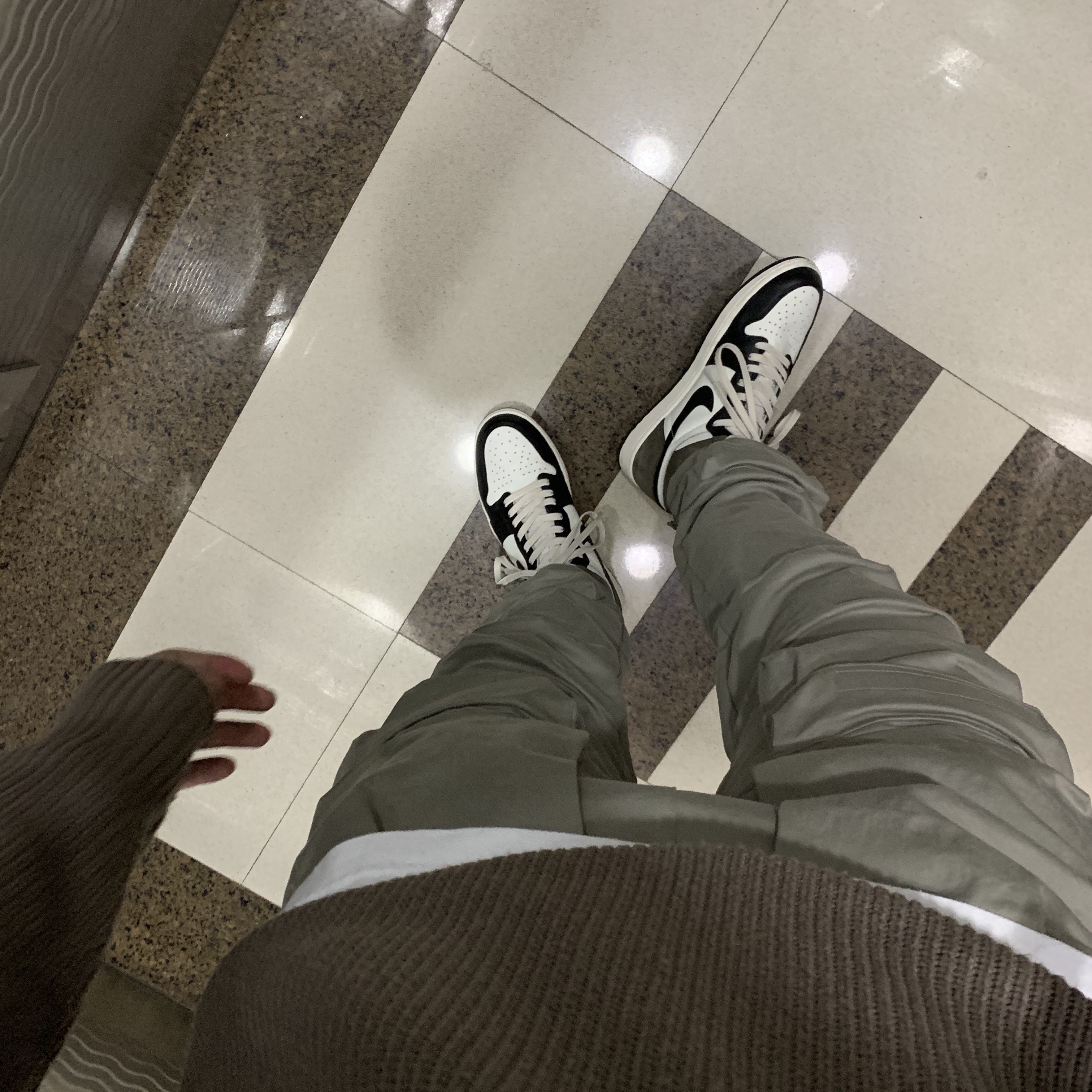 Jordan 1 Retro High OG Black Mocha 착용 스타일