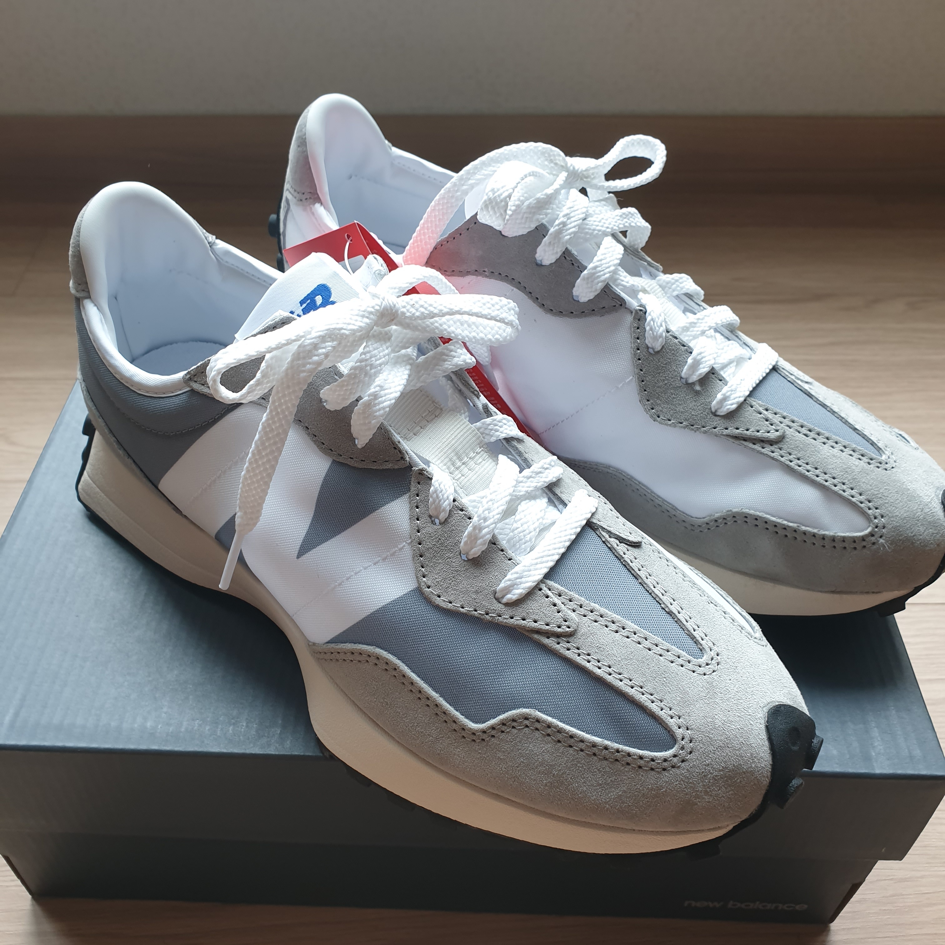 New Balance 327 Grey 착용 스타일