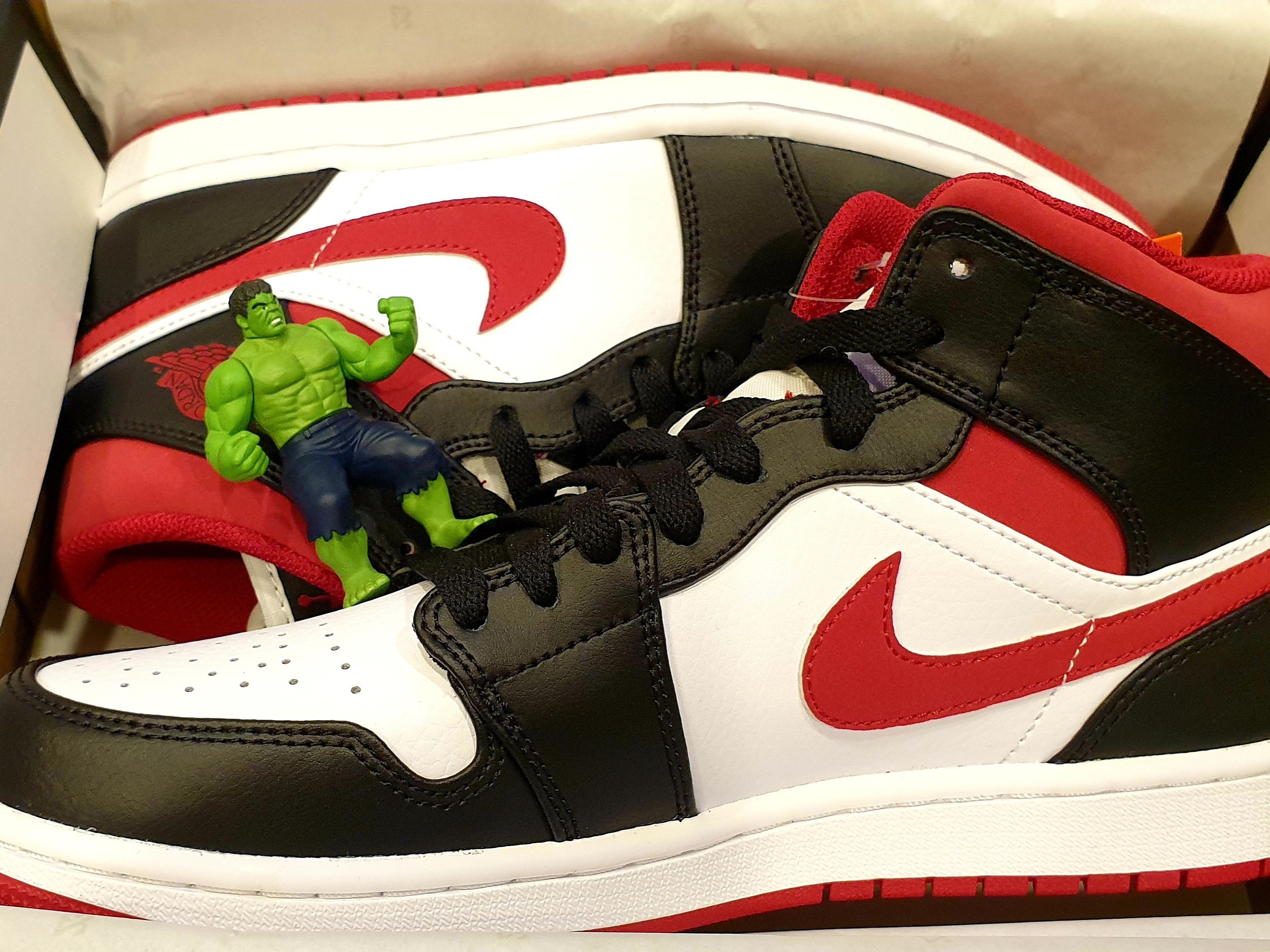 Jordan 1 Mid Gym Red Black White 착용 스타일 - 3
