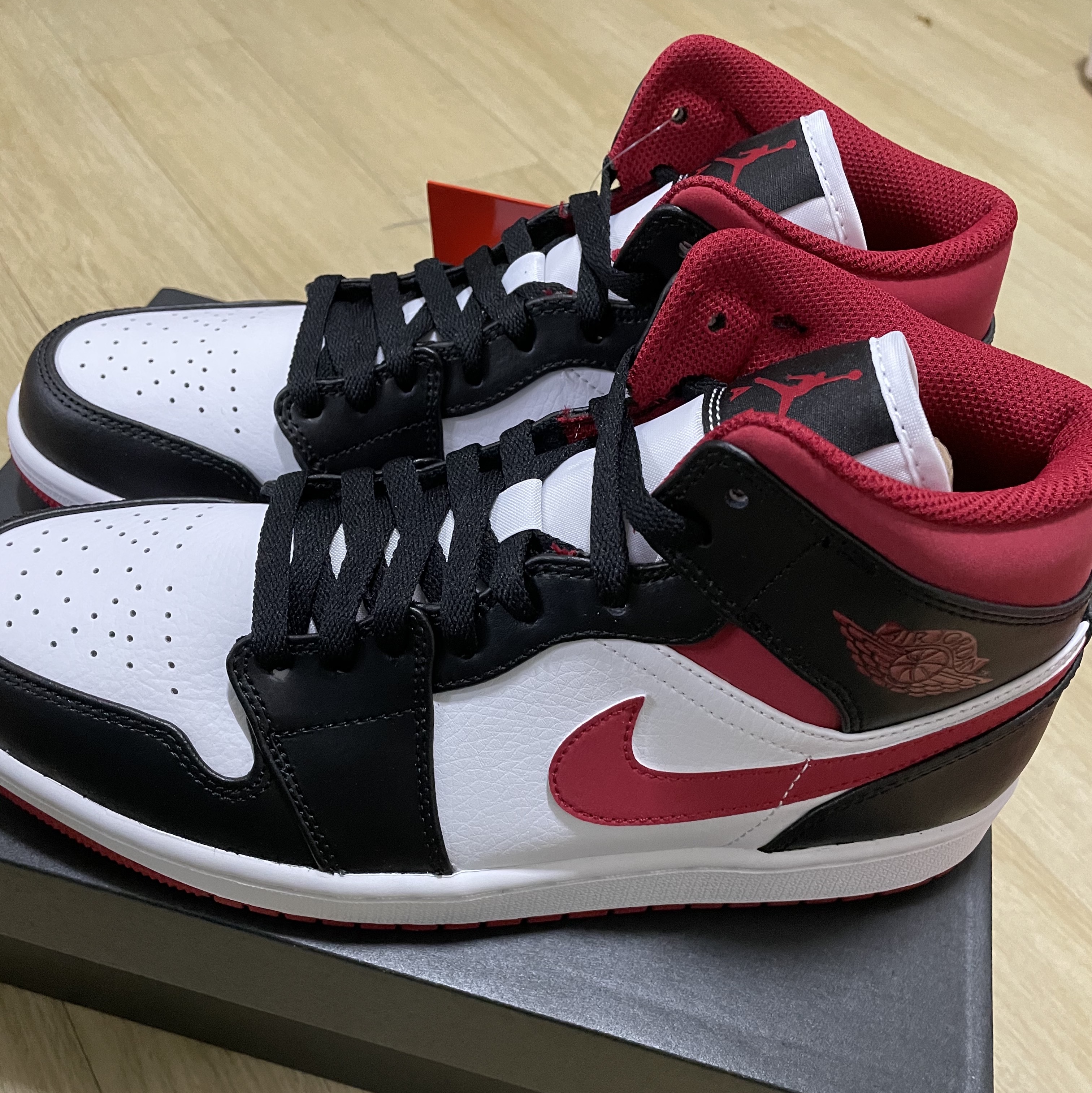 Jordan 1 Mid Gym Red Black White 착용 스타일