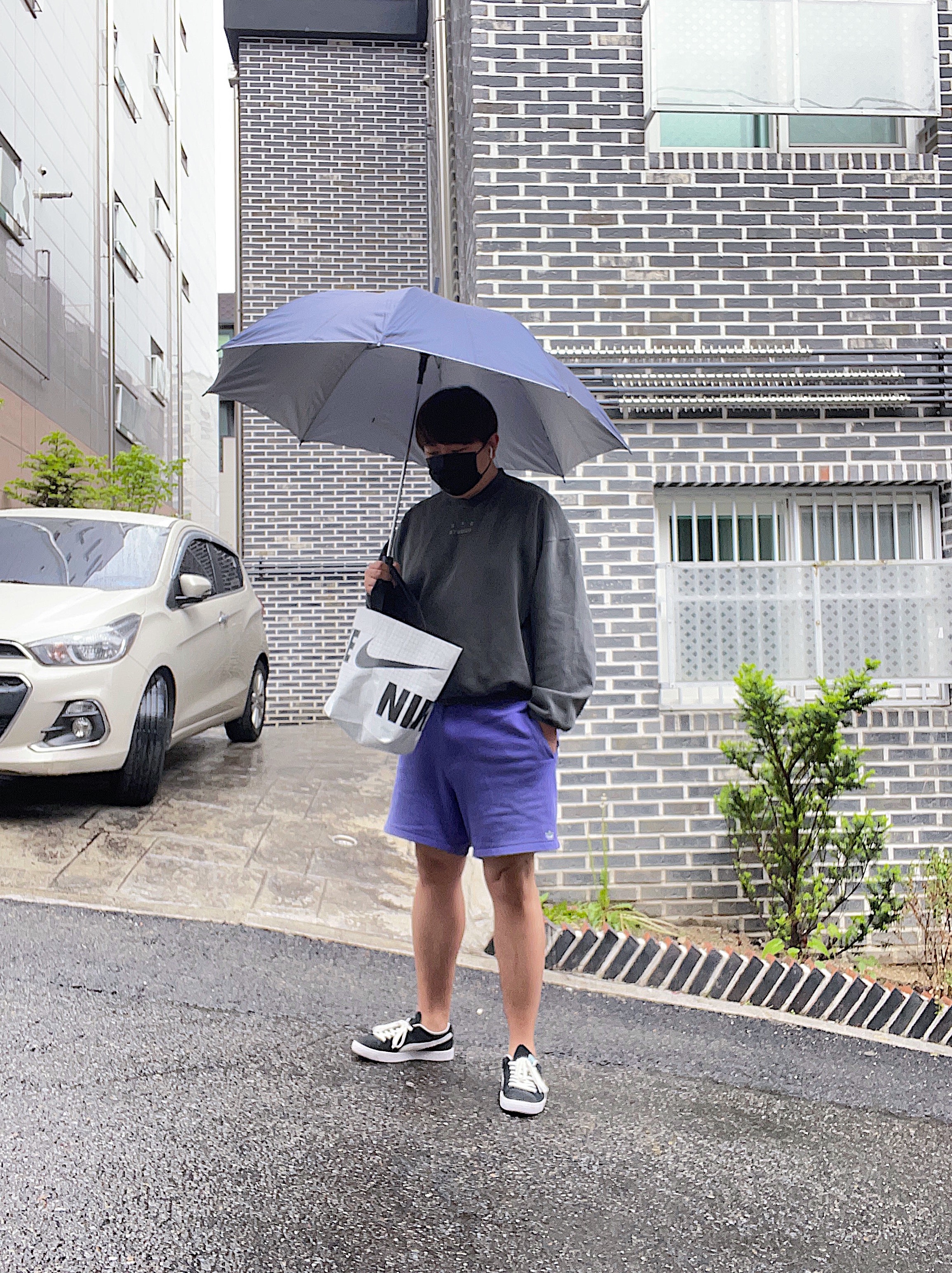 IAB Studio Pigment Crewneck Black 착용 스타일