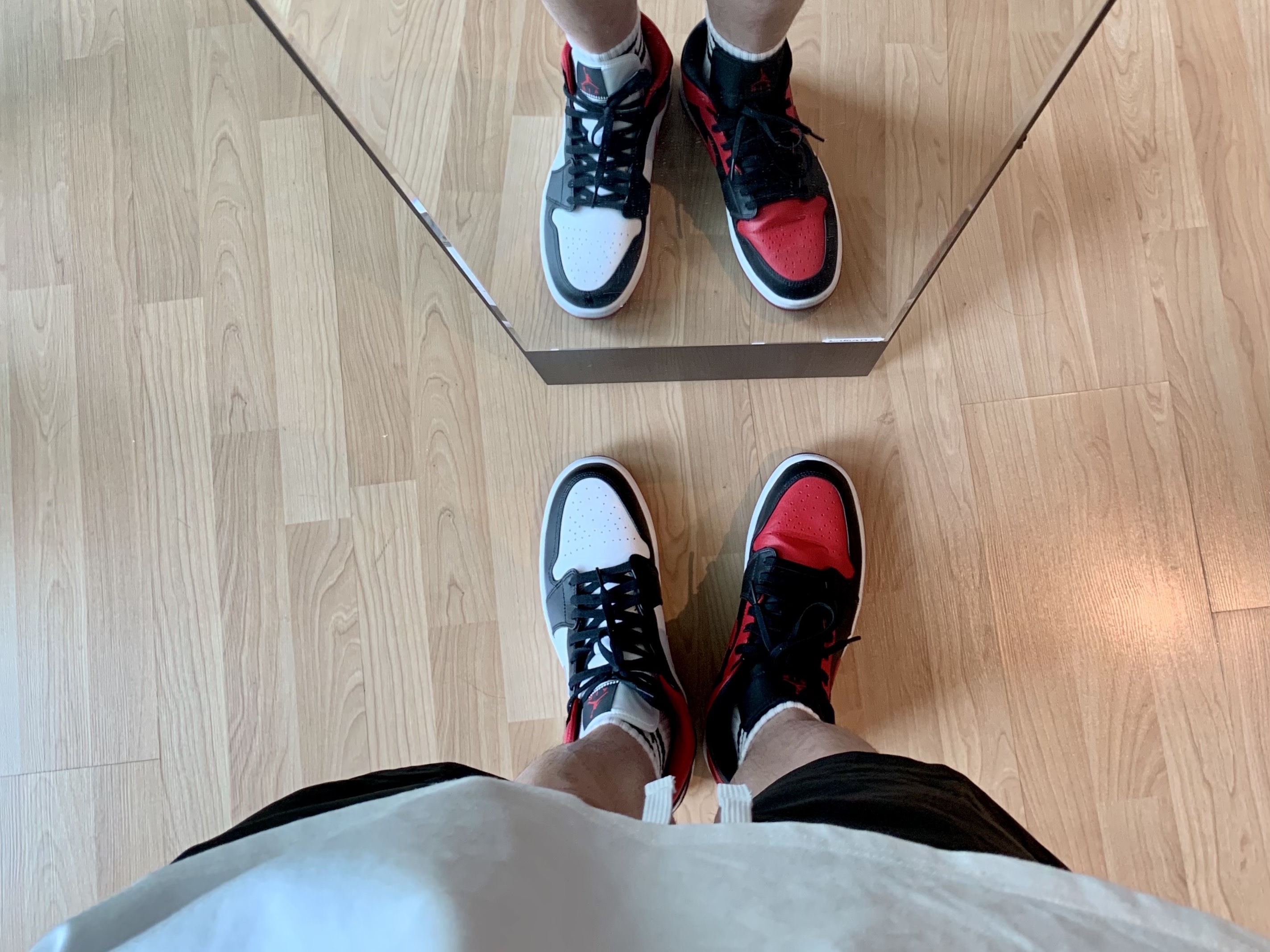 Jordan 1 Mid Gym Red Black White, Jordan 1 Mid Bred Banned 2020 착용 스타일 - 3