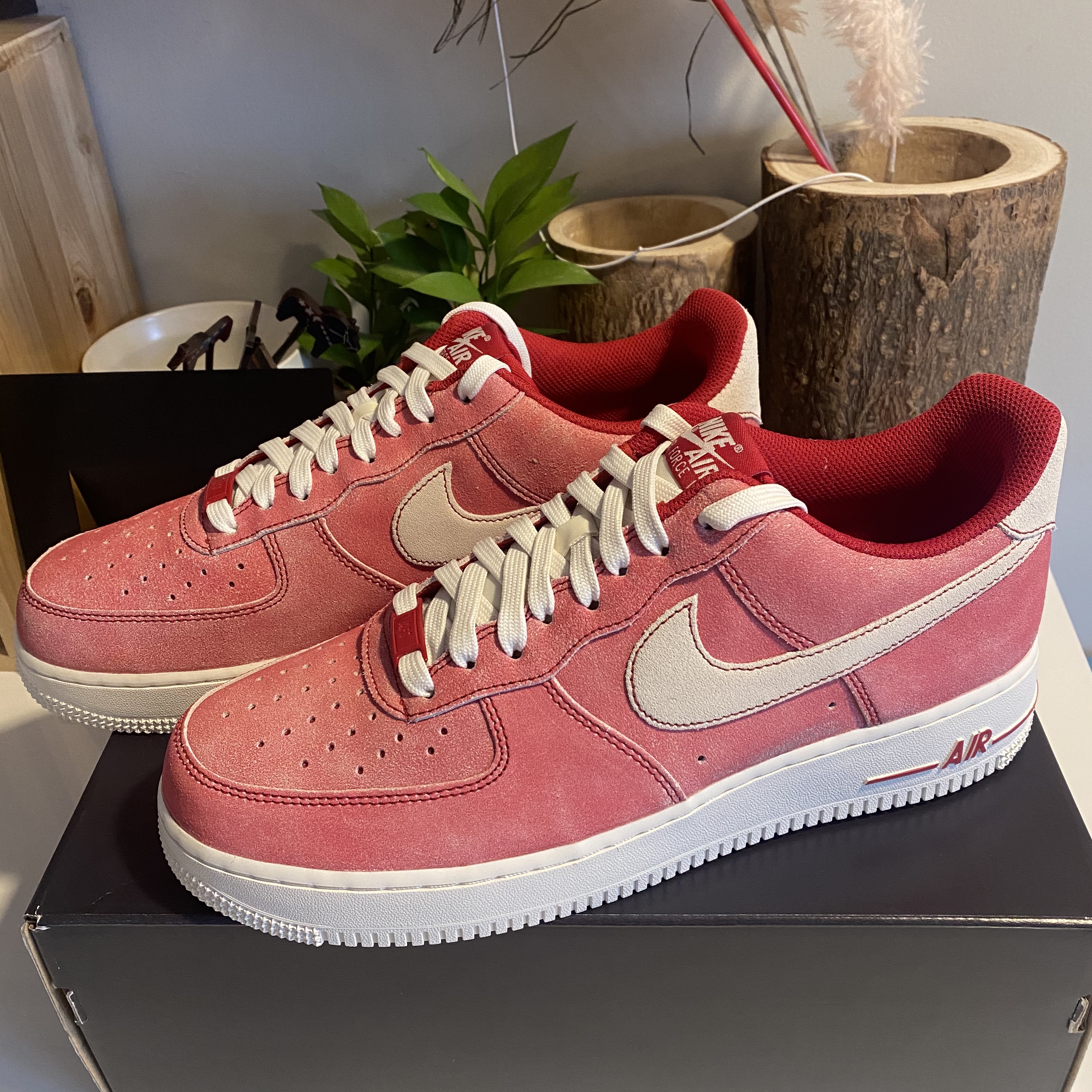Nike Air Force 1 '07 LV8 Dusty Red 착용 스타일 - 2