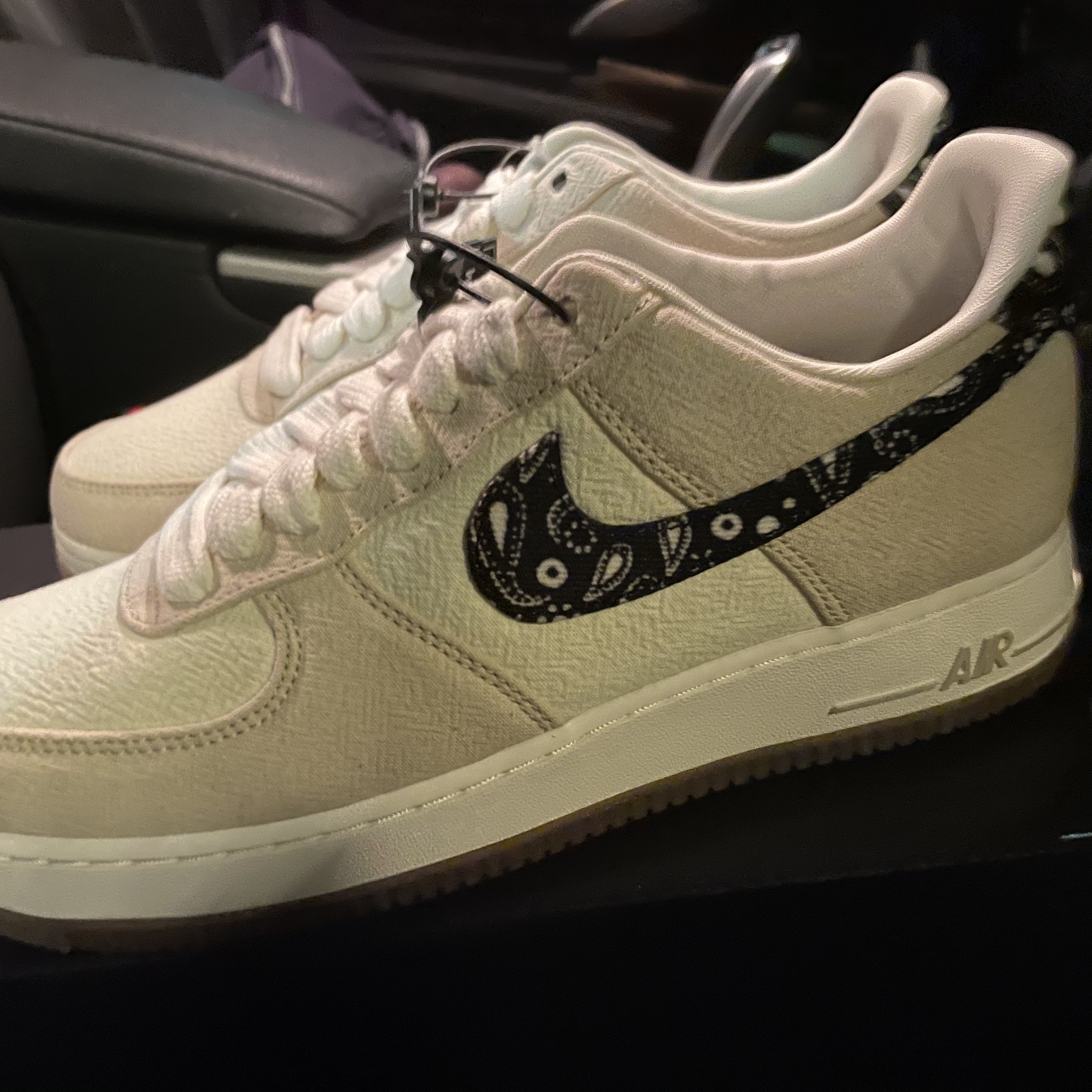 Nike Air Force 1 '07 LV8 Paisley Swoosh 착용 스타일 - 2