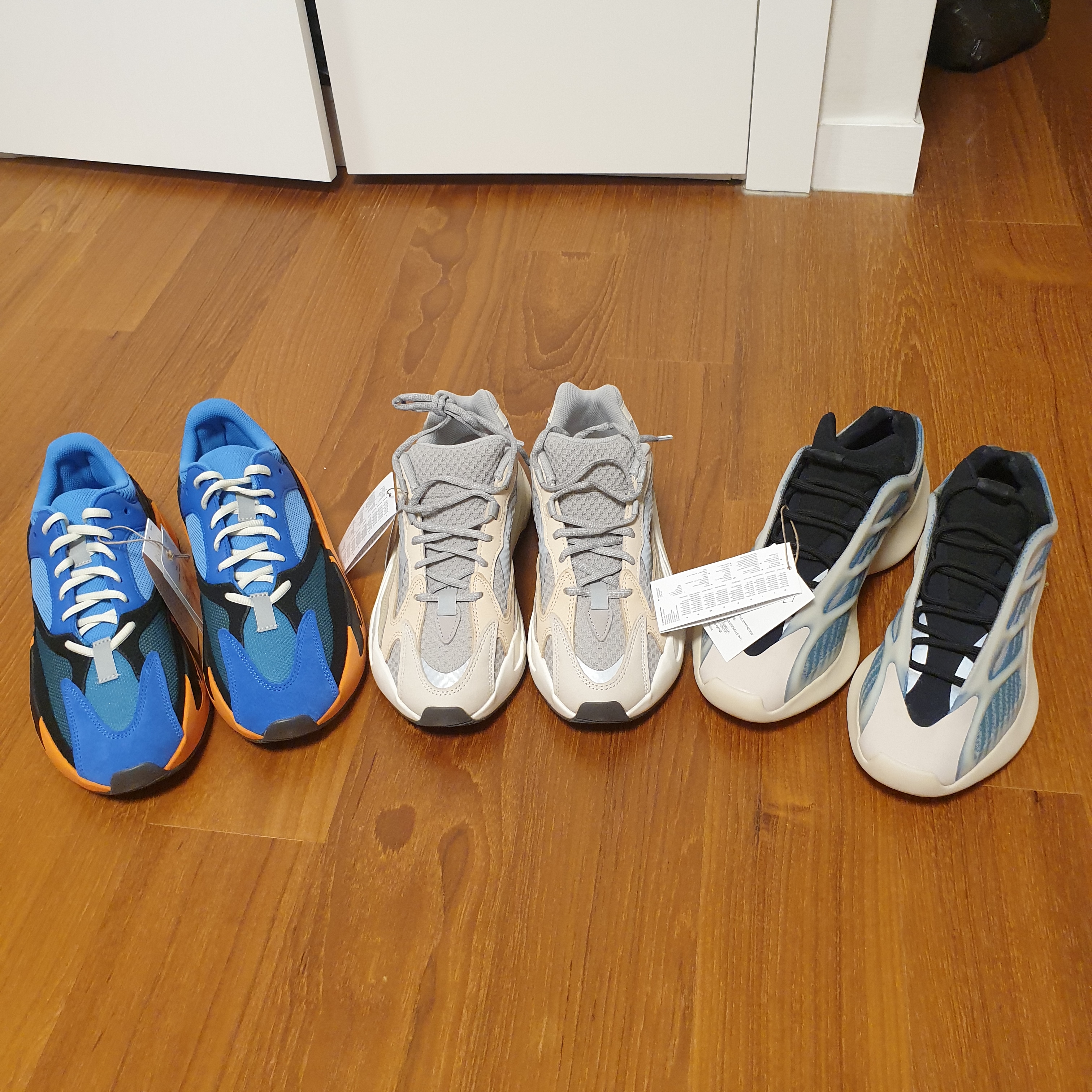 Adidas Yeezy Boost 700 Bright Blue 착용 스타일 - 4