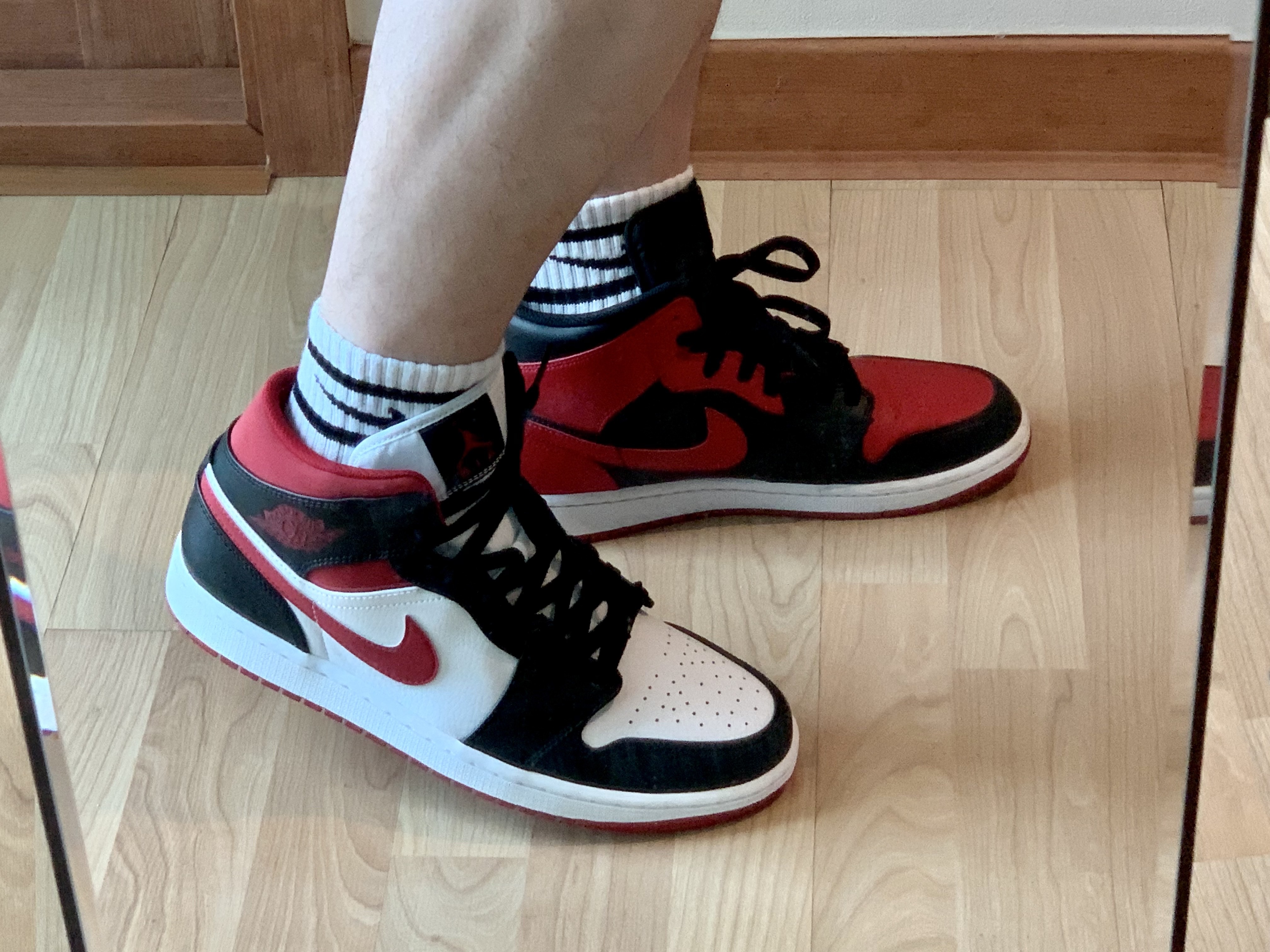 Jordan 1 Mid Gym Red Black White, Jordan 1 Mid Bred Banned 2020 착용 스타일 - 4