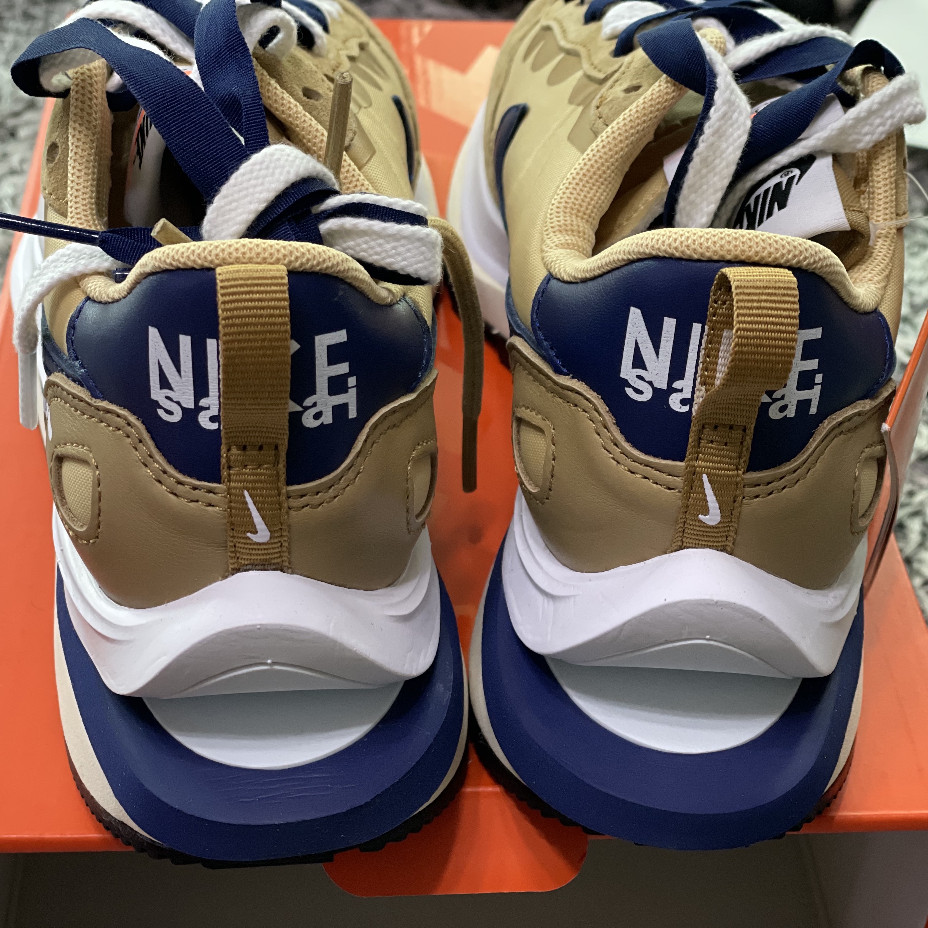 Nike x Sacai VaporWaffle Sesame and Blue Void 착용 스타일 - 2