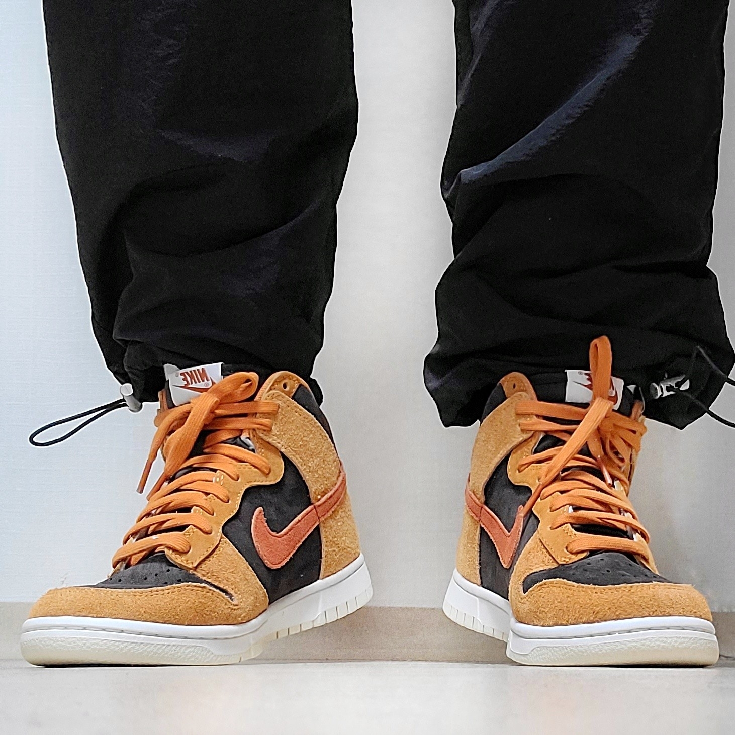 Nike Dunk High Retro PRM Dark Curry 착용 스타일 - 1