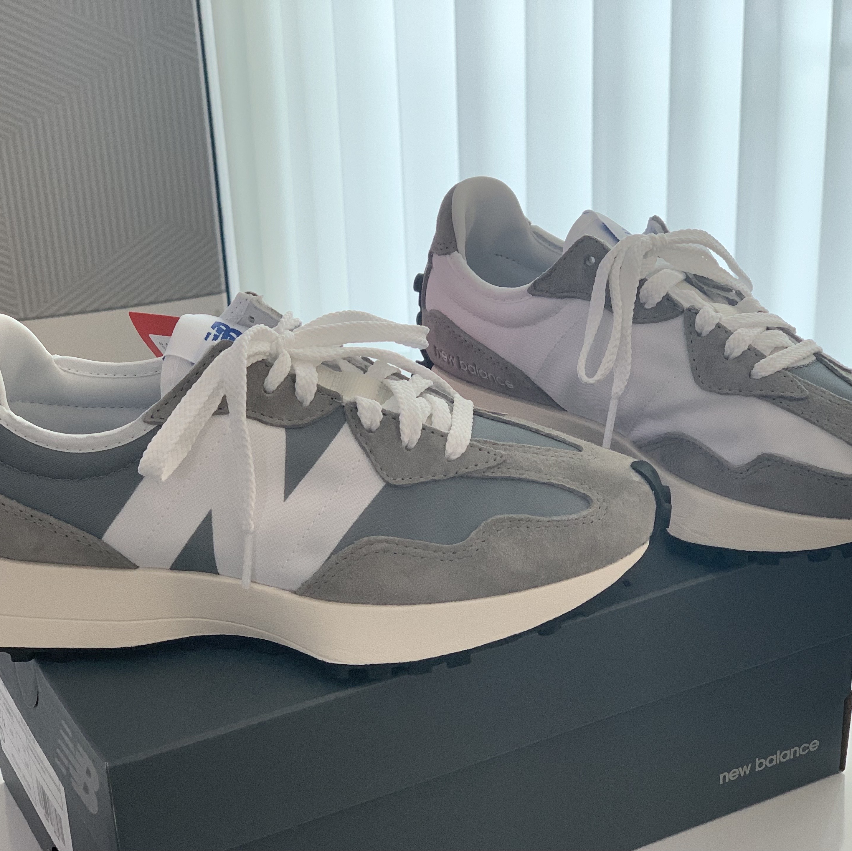 New Balance 327 Grey 착용 스타일