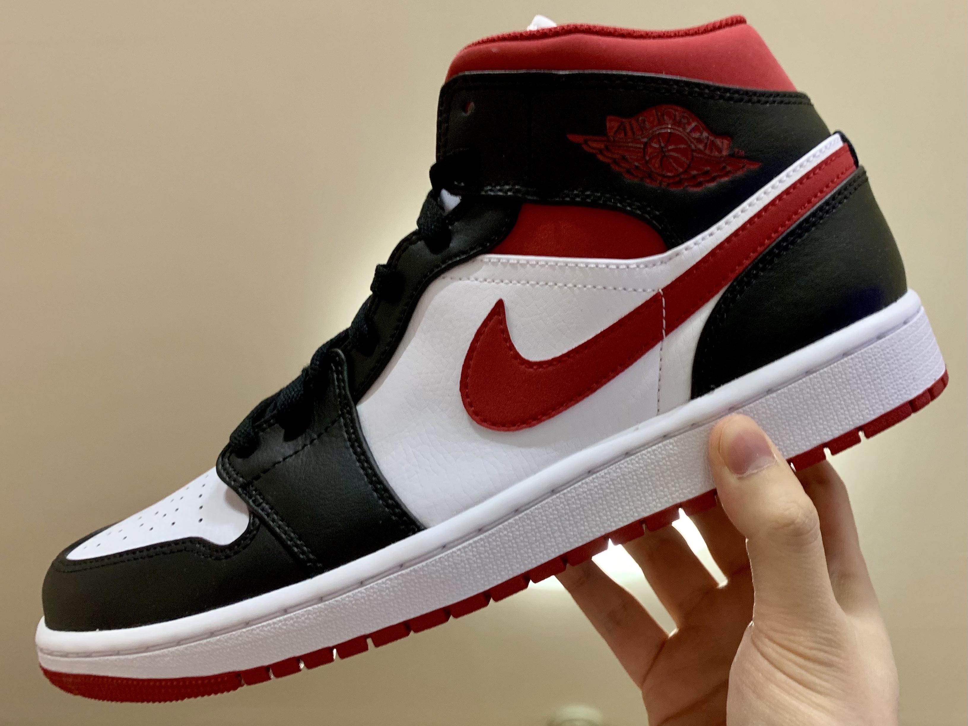 Jordan 1 Mid Gym Red Black White, Jordan 1 Mid Bred Banned 2020 착용 스타일 - 1