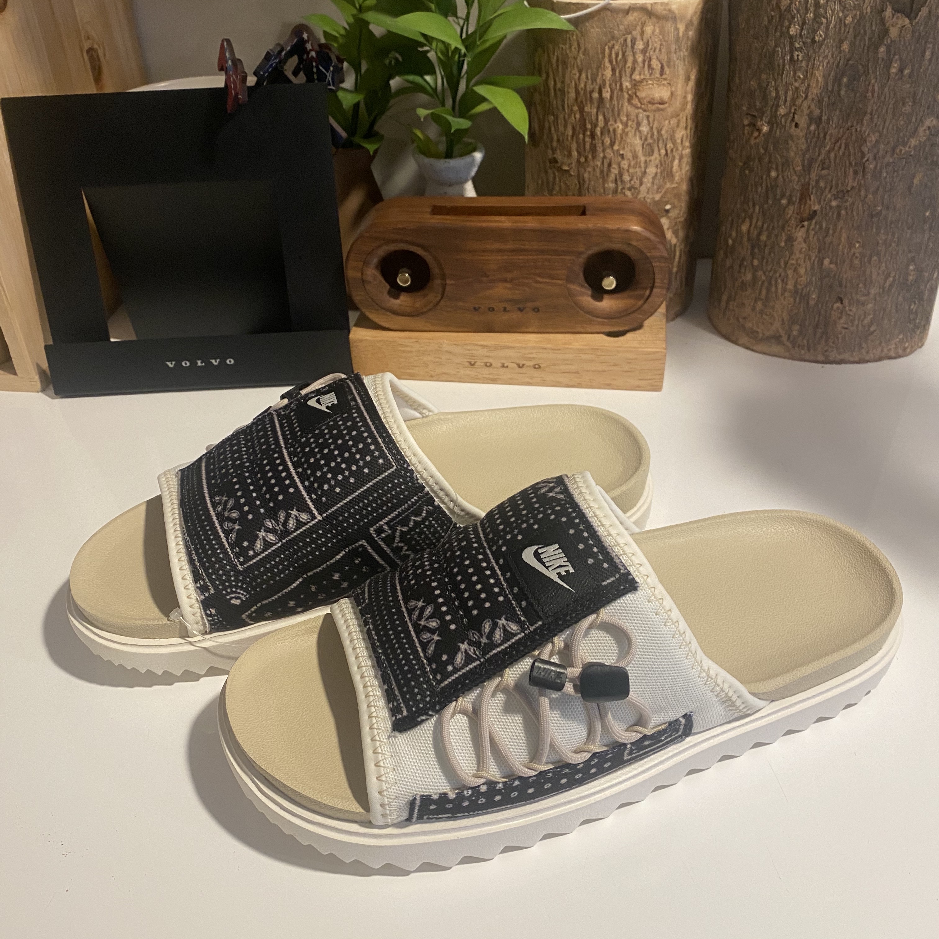 Nike Asuna Slide Pale Ivory Rattan 착용 스타일 - 2