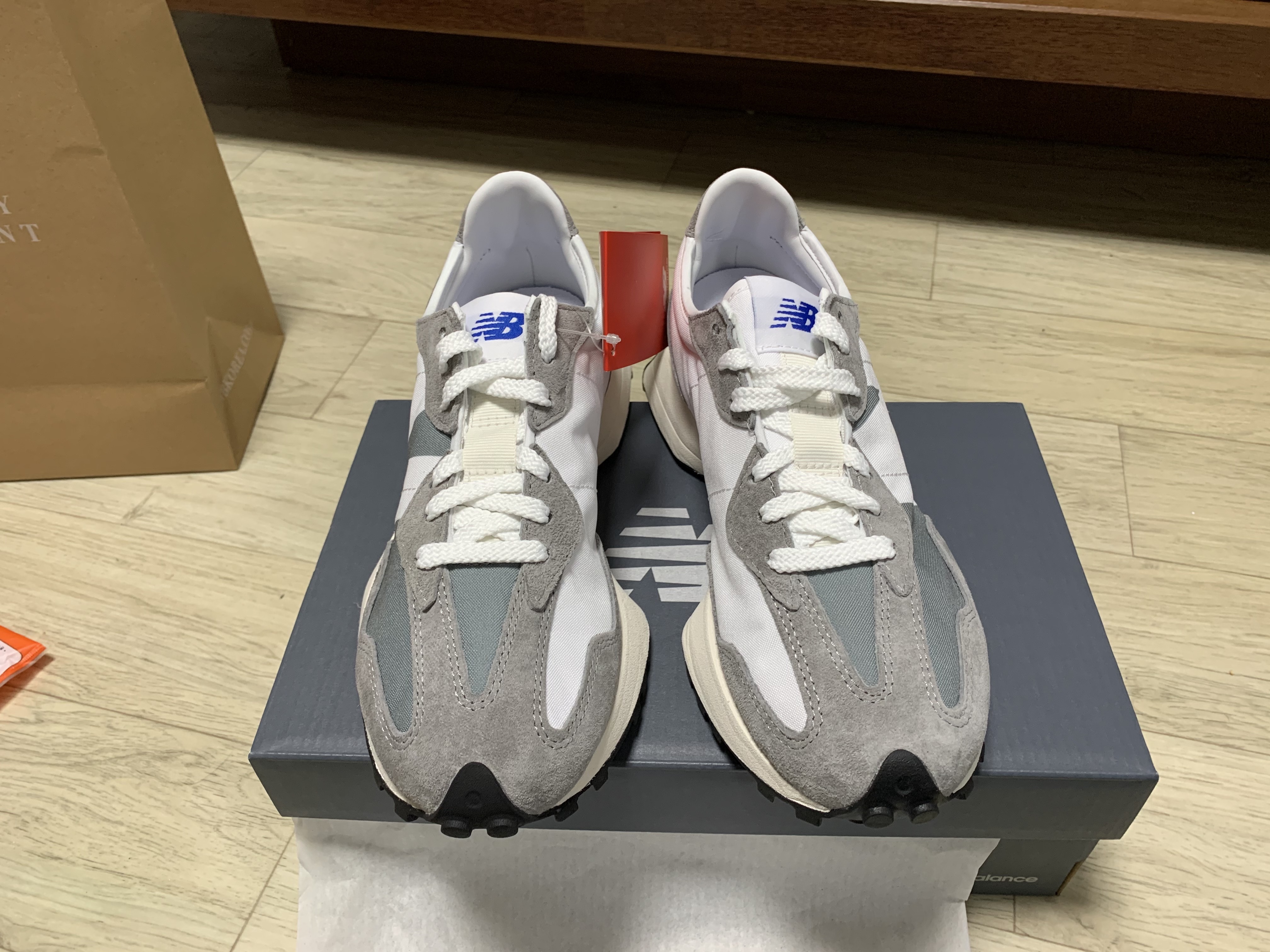 New Balance 327 Grey 착용 스타일