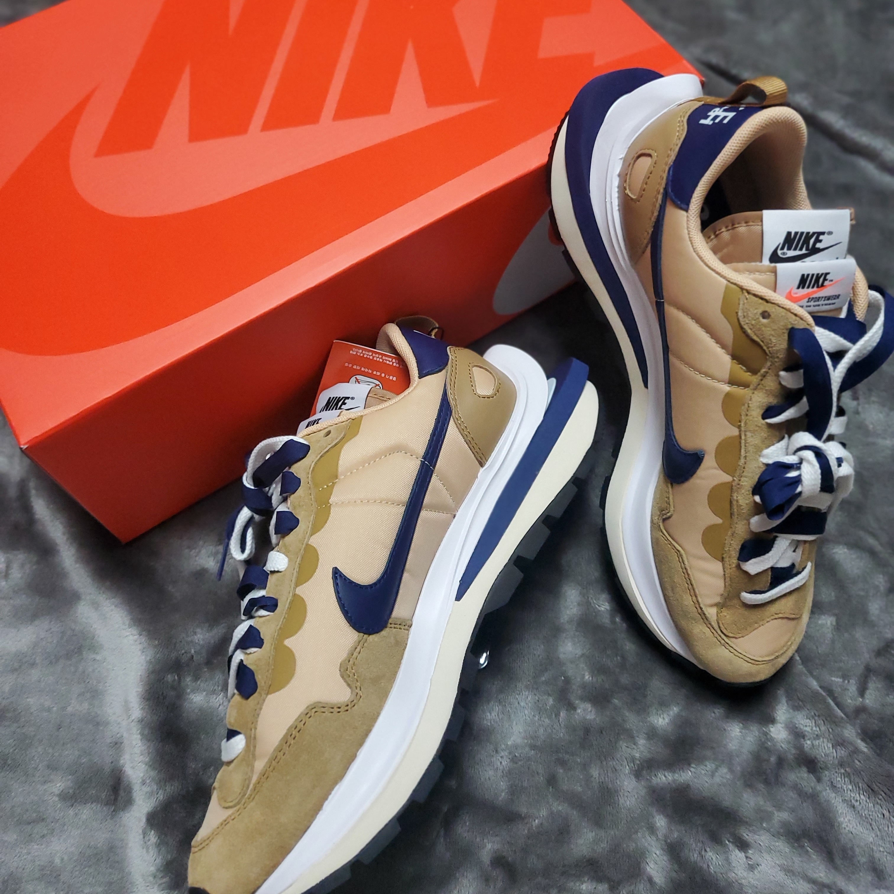 Nike x Sacai VaporWaffle Sesame and Blue Void 착용 스타일 - 3