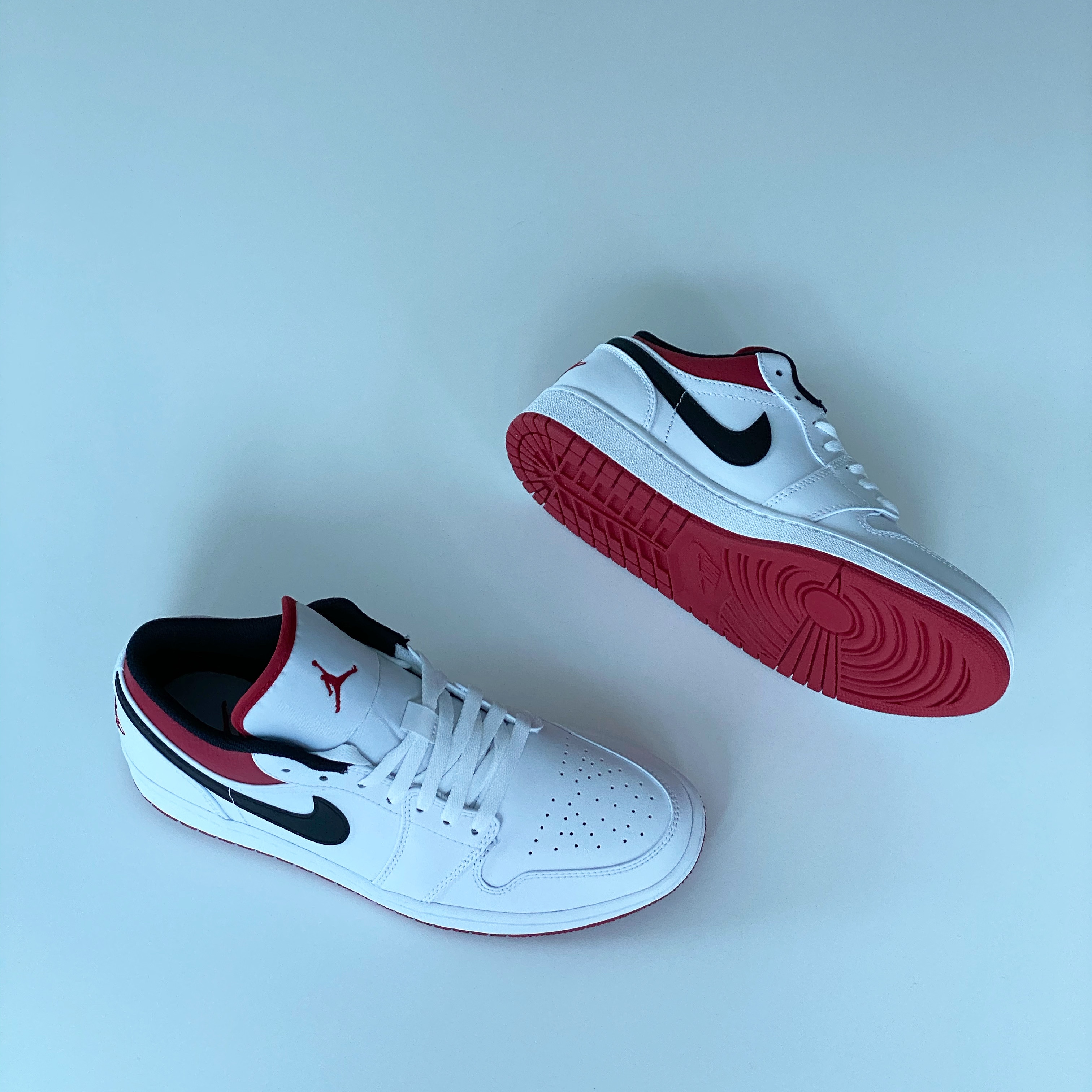 Jordan 1 Low White Red Black 착용 스타일 - 2