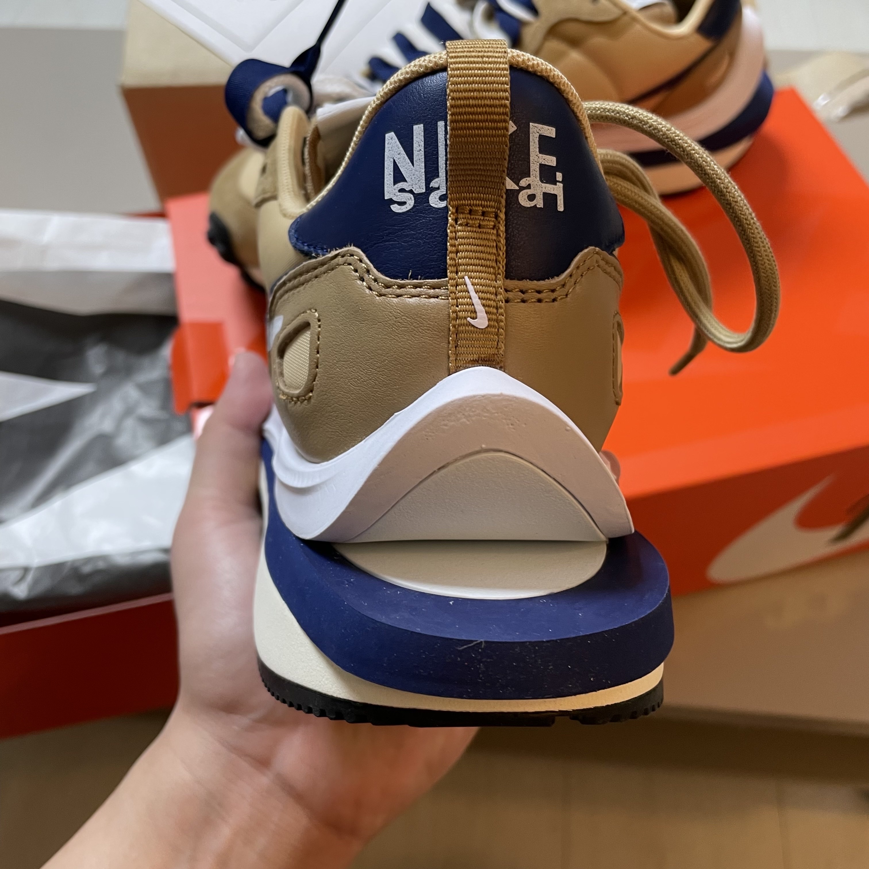 Nike x Sacai VaporWaffle Sesame and Blue Void 착용 스타일 - 3