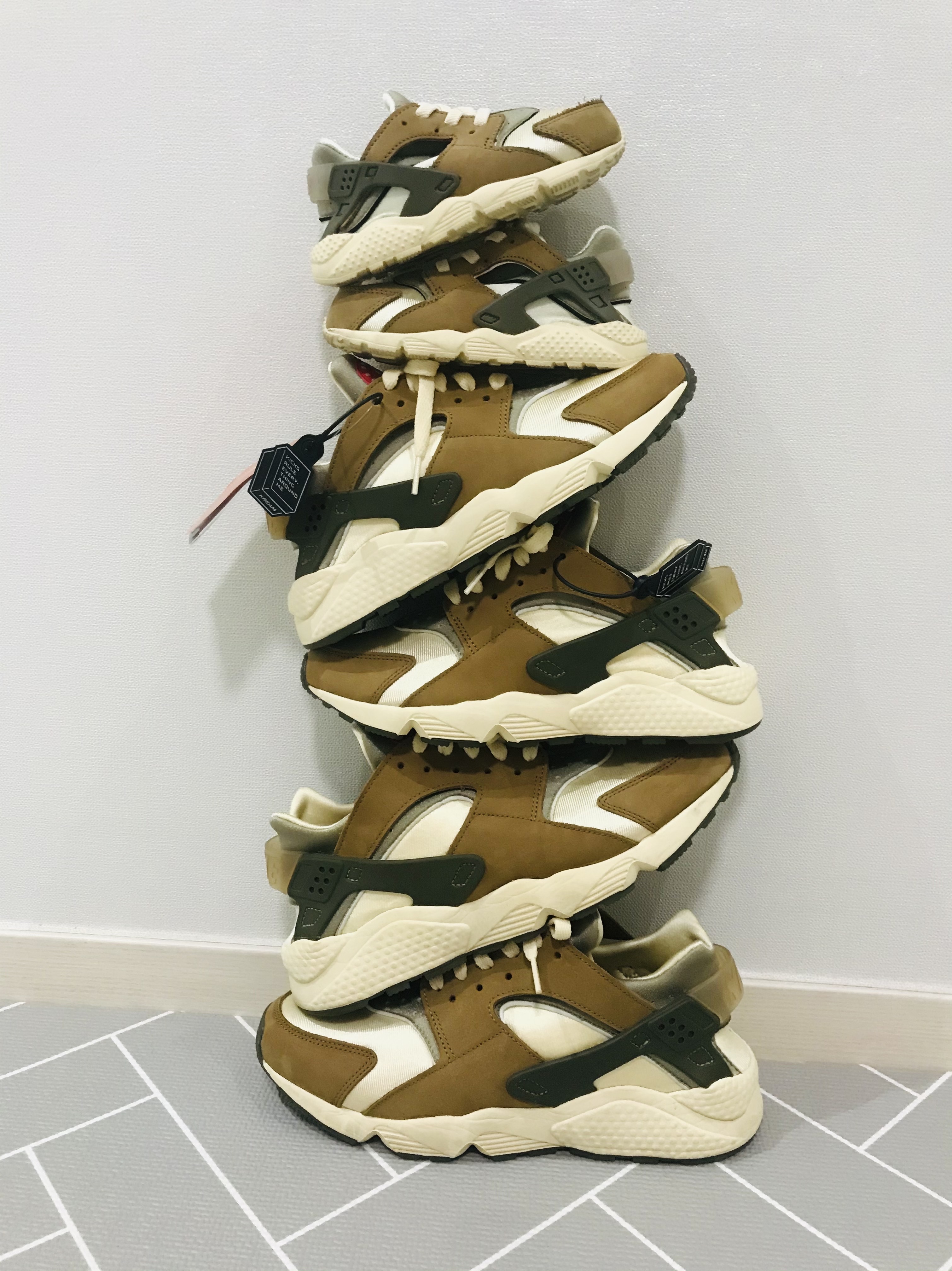 Nike x Stussy Air Huarache LE Desert Oak 착용 스타일
