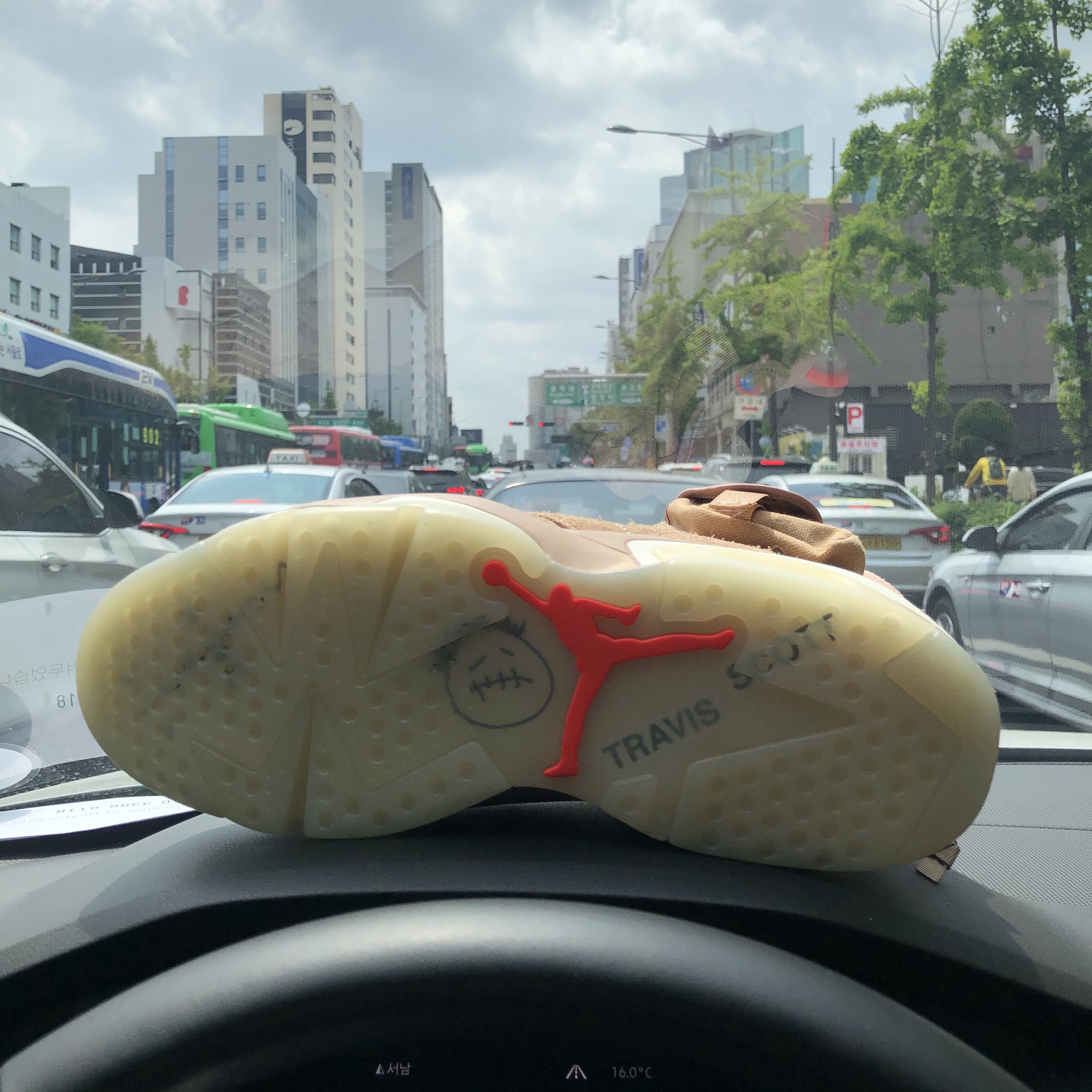 Jordan 6 x Travis Scott Retro SP British Khaki 착용 스타일 - 2