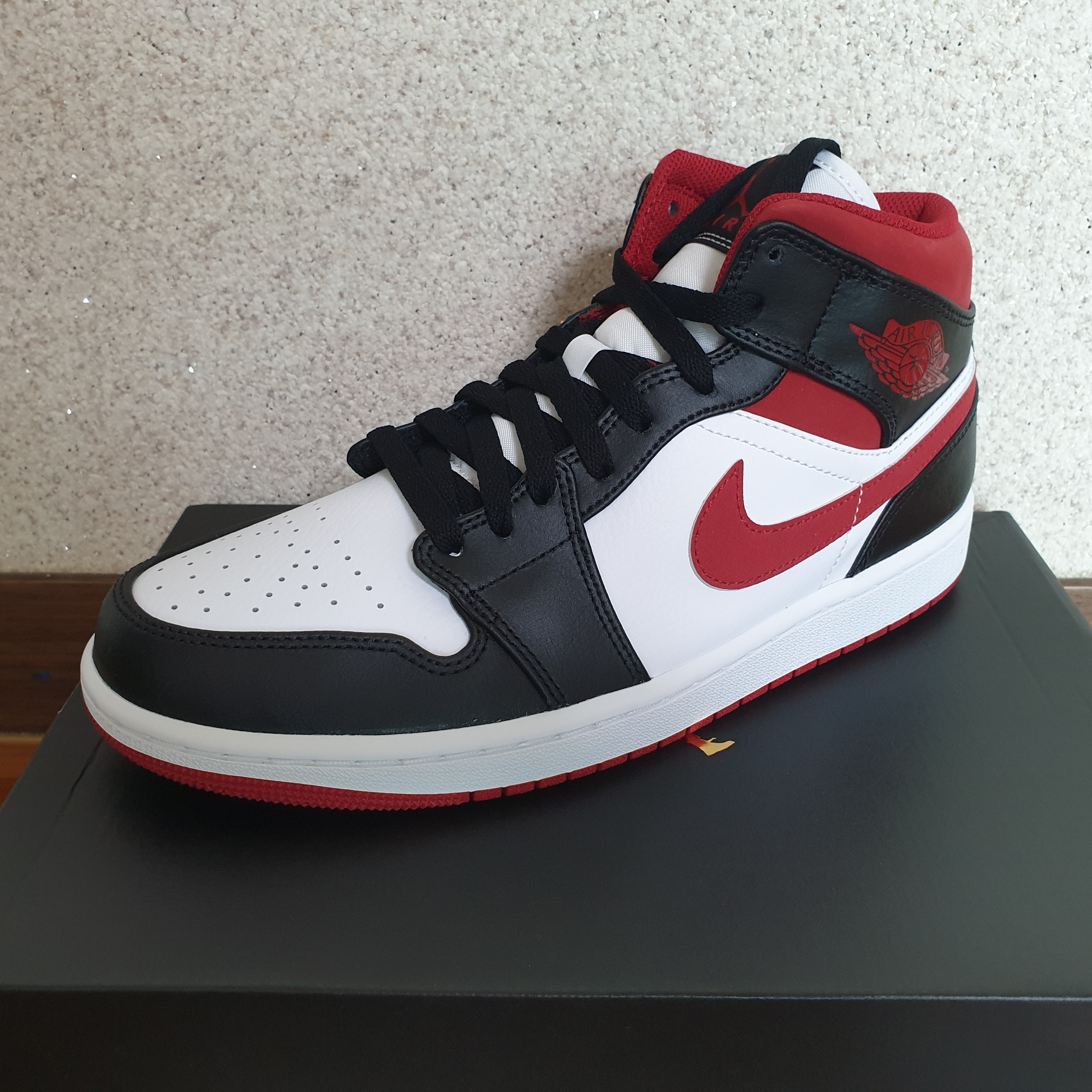 Jordan 1 Mid Gym Red Black White 착용 스타일