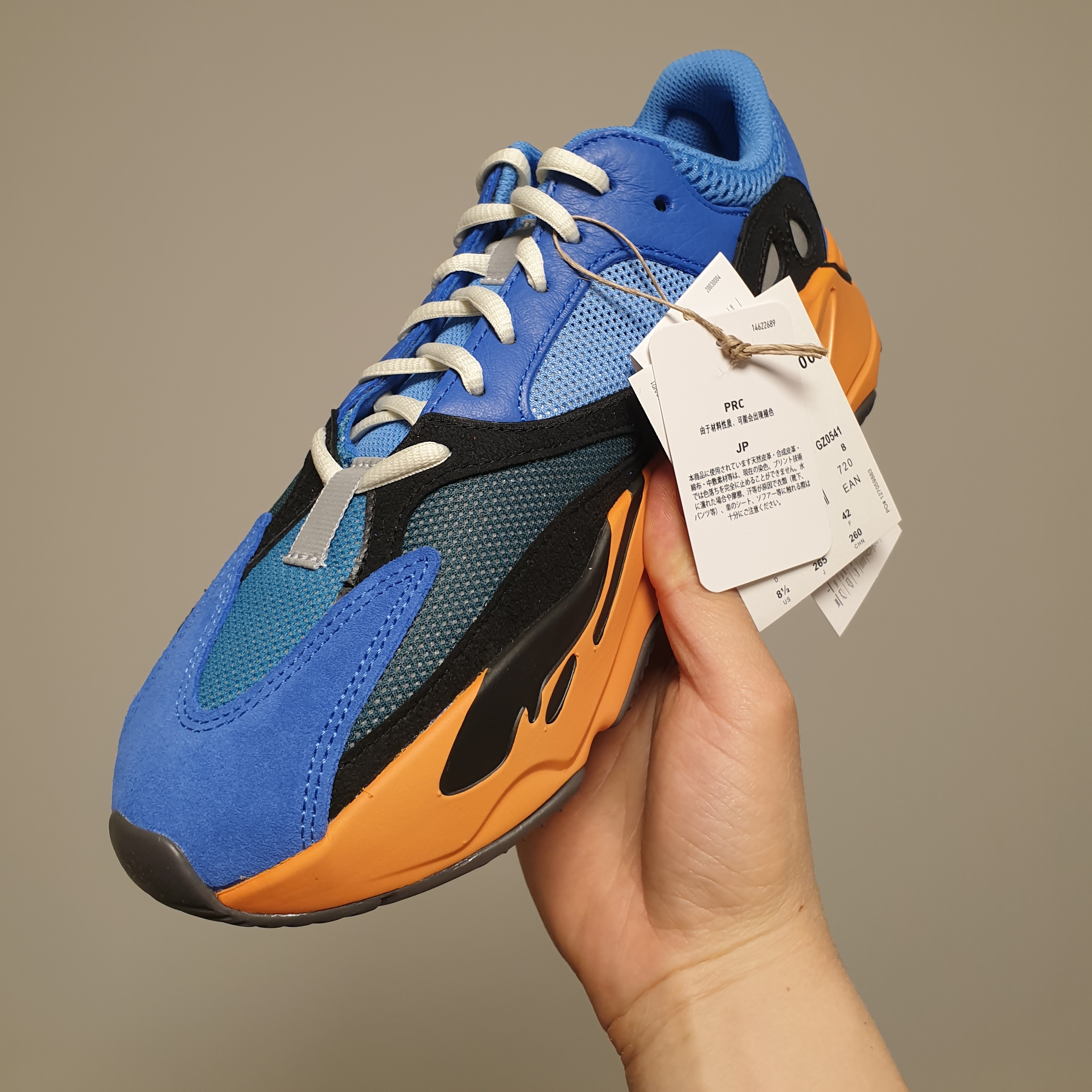 Adidas Yeezy Boost 700 Bright Blue 착용 스타일 - 1