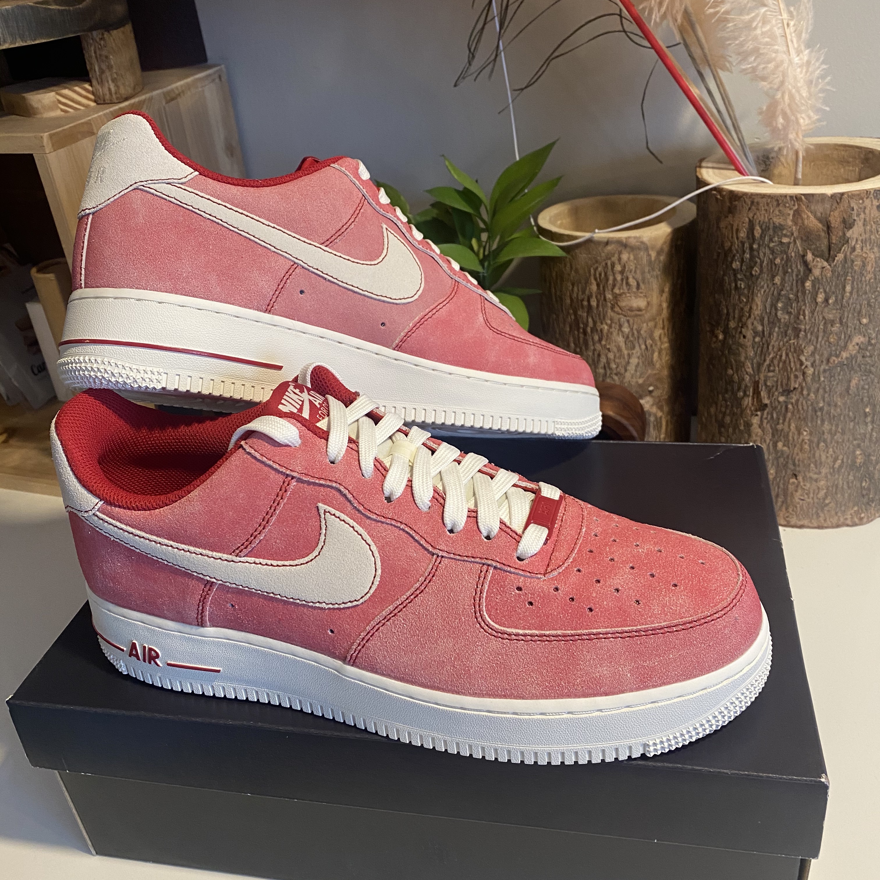 Nike Air Force 1 '07 LV8 Dusty Red 착용 스타일 - 3