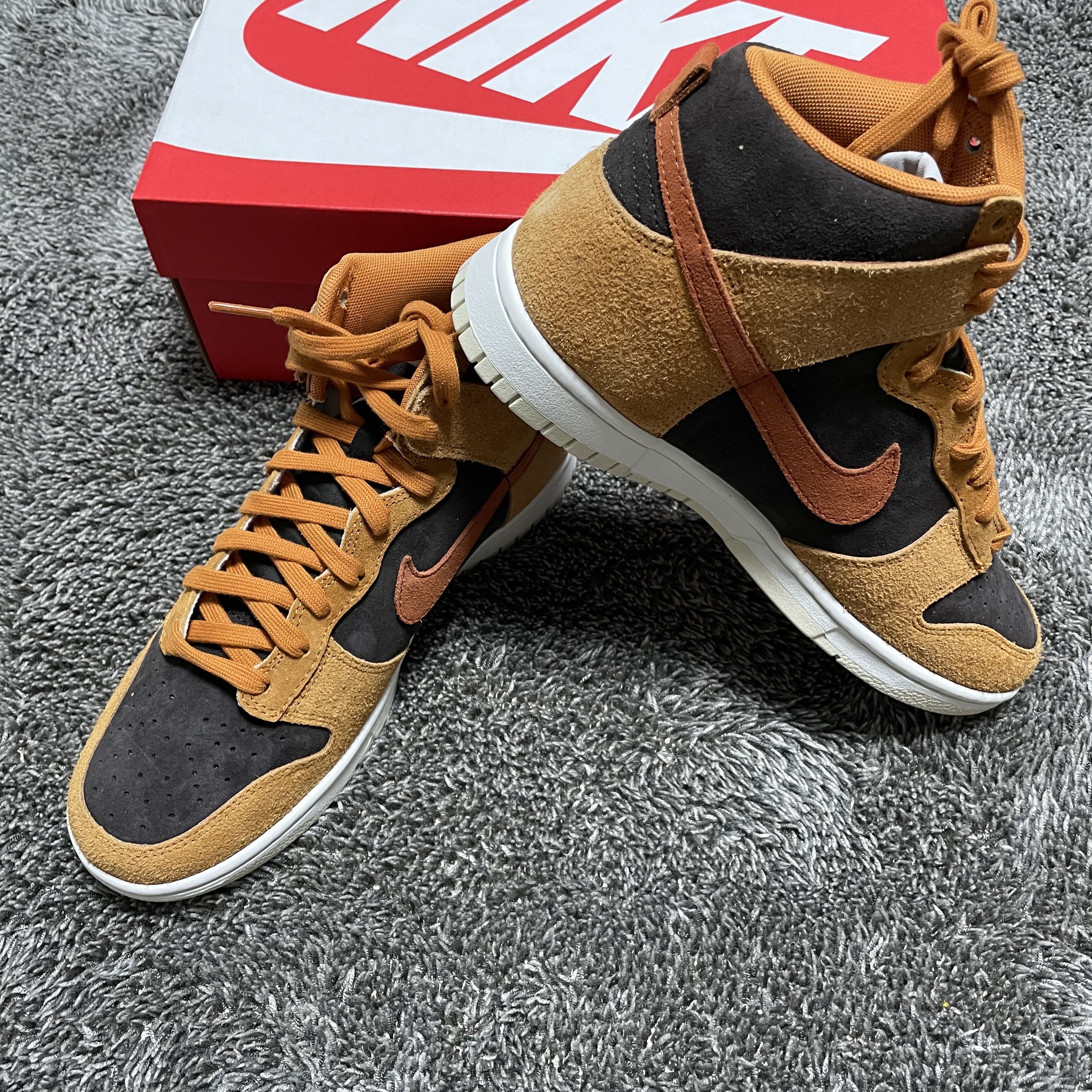 Nike Dunk High Retro PRM Dark Curry 착용 스타일 - 1