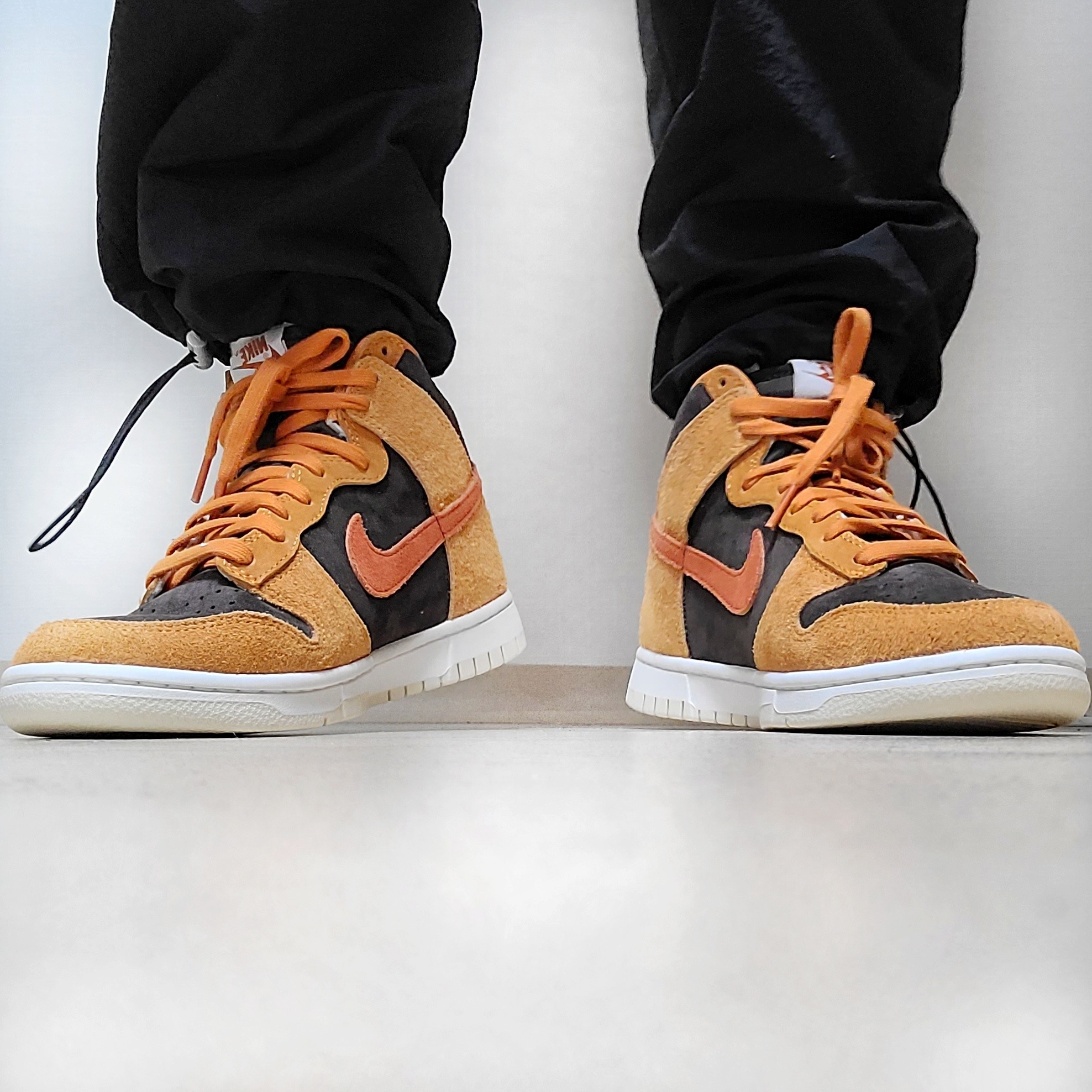 Nike Dunk High Retro PRM Dark Curry 착용 스타일 - 2