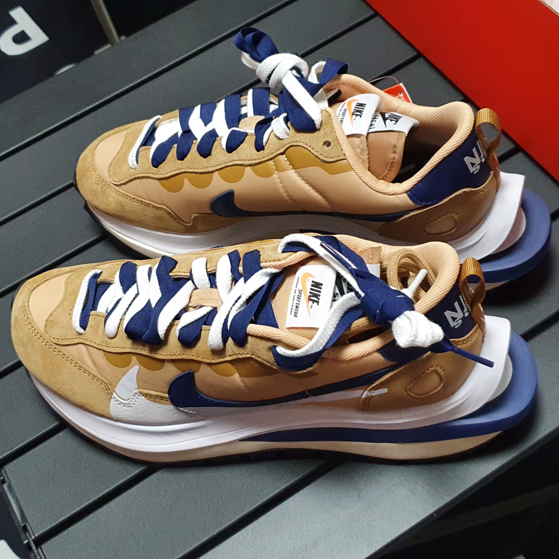 Nike x Sacai VaporWaffle Sesame and Blue Void 착용 스타일 - 5