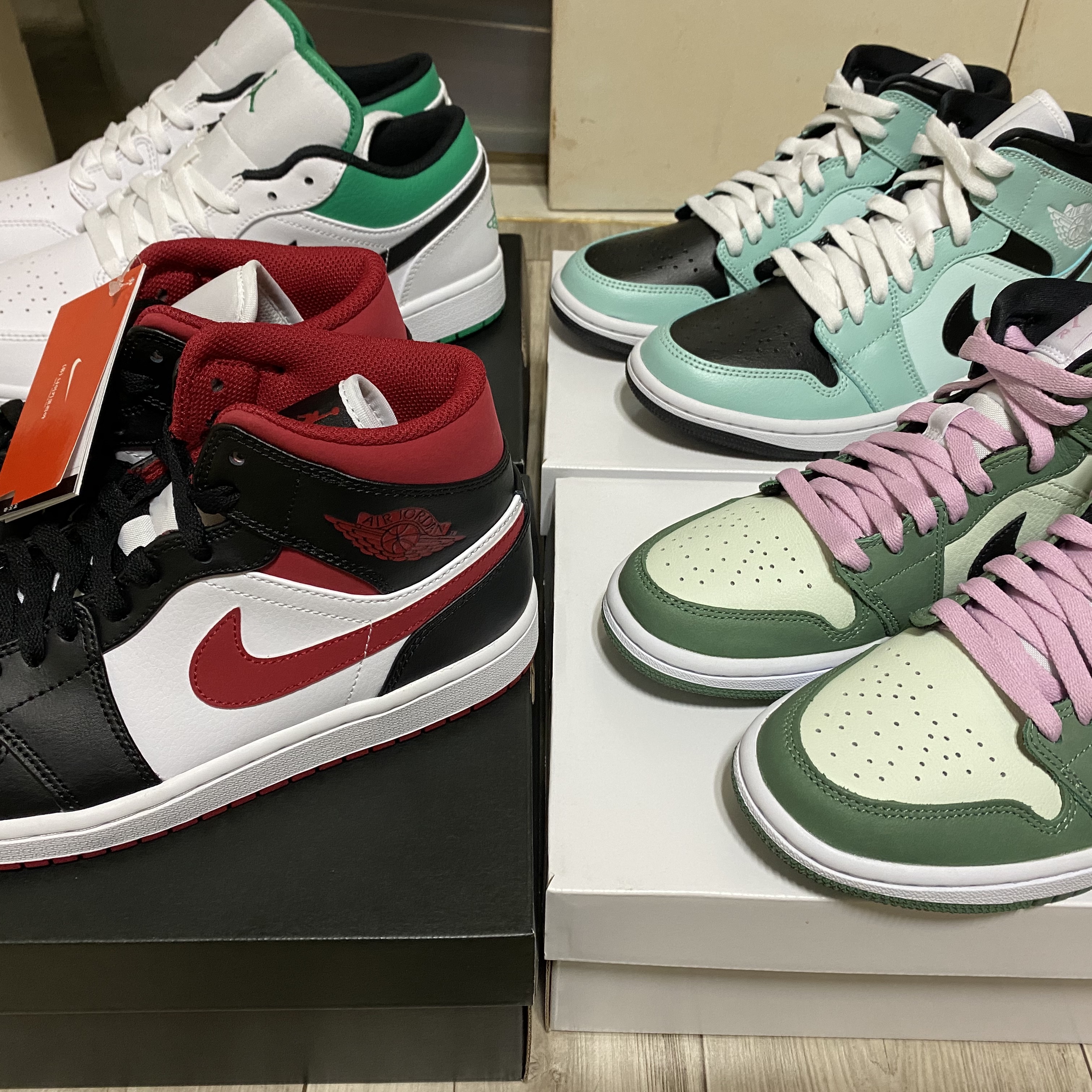 (W) Jordan 1 Mid SE Dutch Green, Jordan 1 Mid Gym Red Black White 착용 스타일