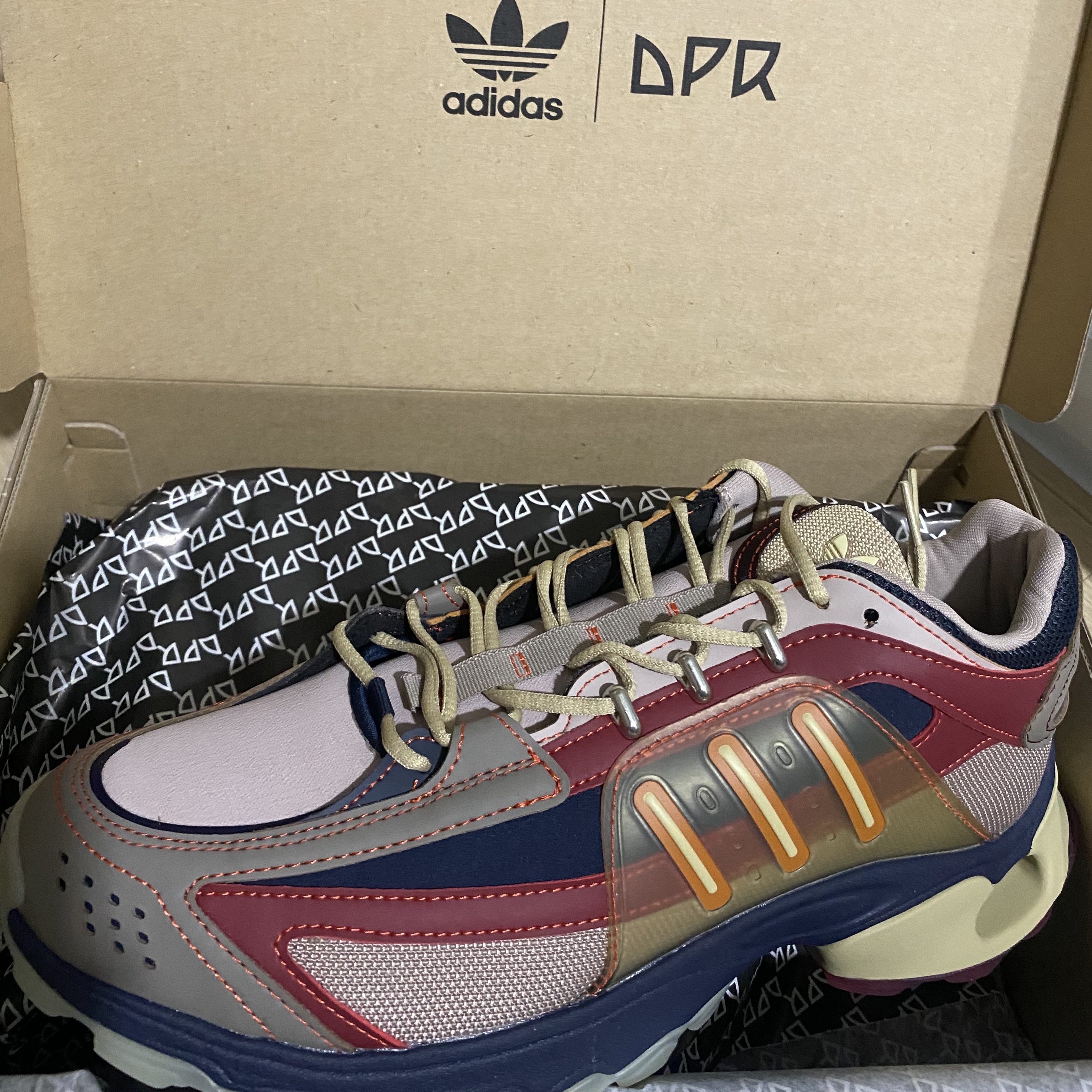 Adidas x DPR Thesia Sync Pack Grey Red 착용 스타일