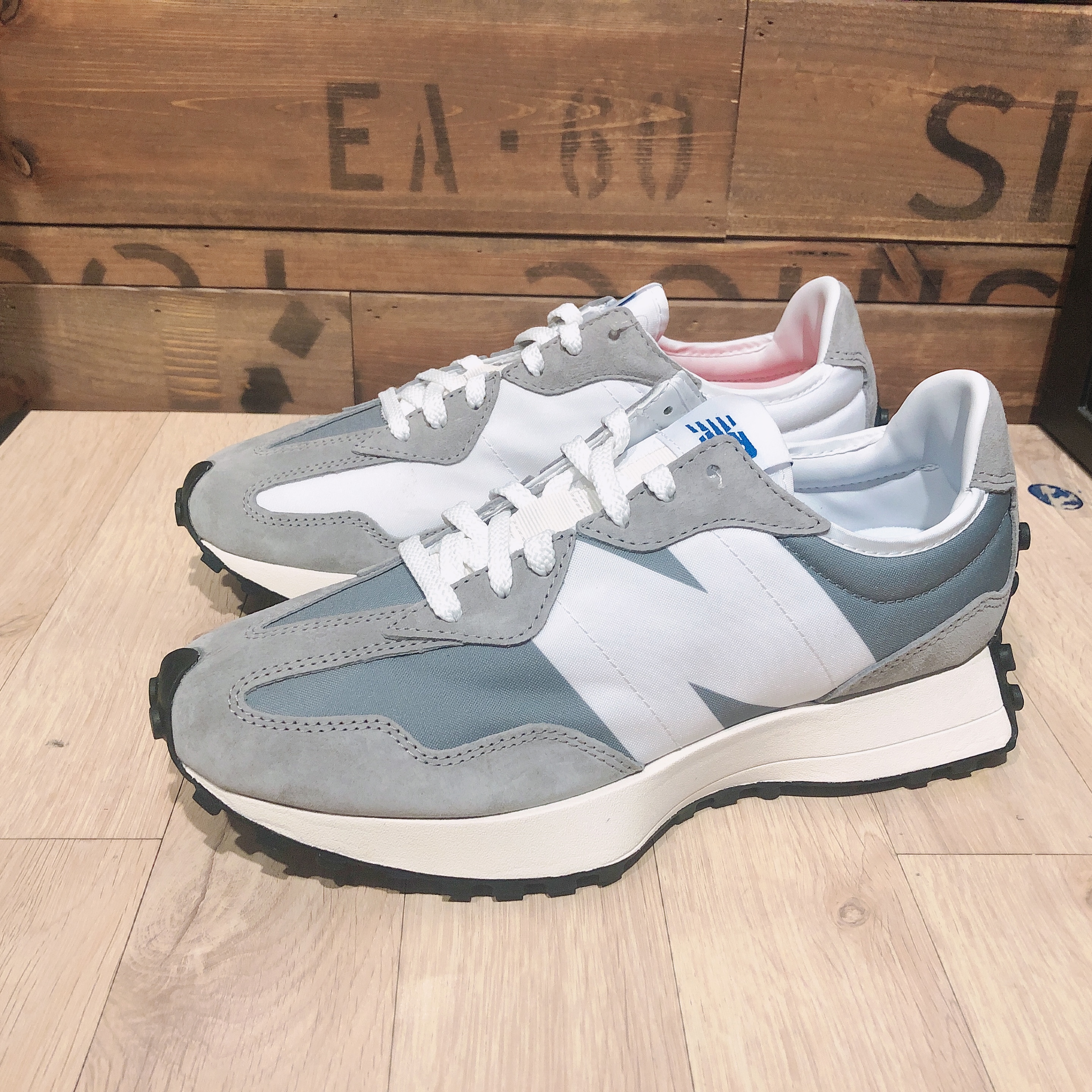 New Balance 327 Grey 착용 스타일 - 3