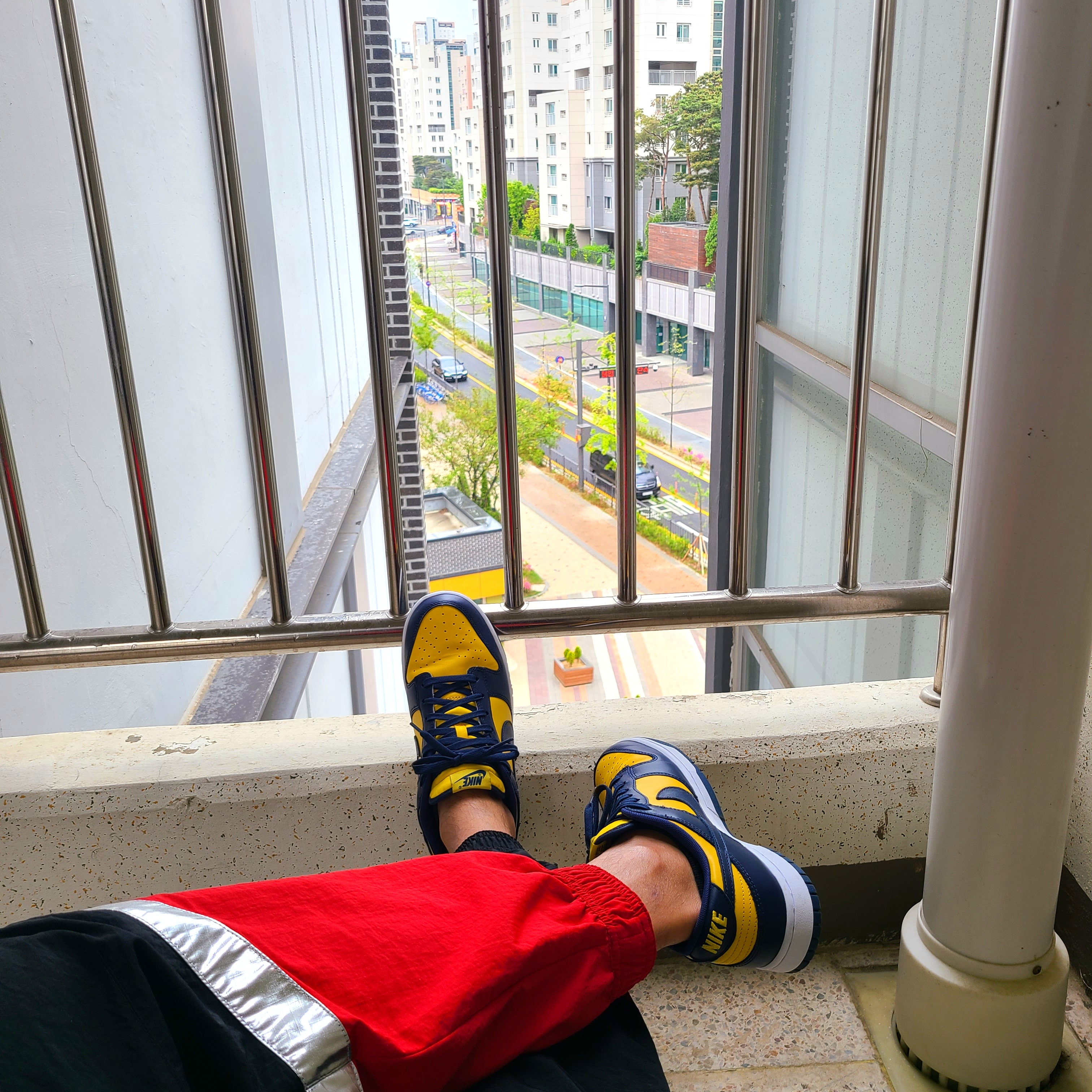 Nike Dunk Low Retro Varsity Maize 착용 스타일