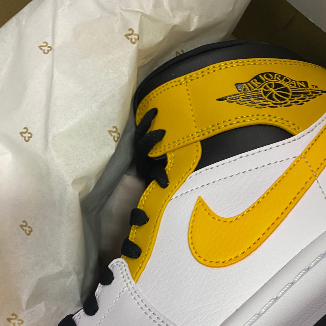 Jordan 1 Mid White University Gold 착용 스타일