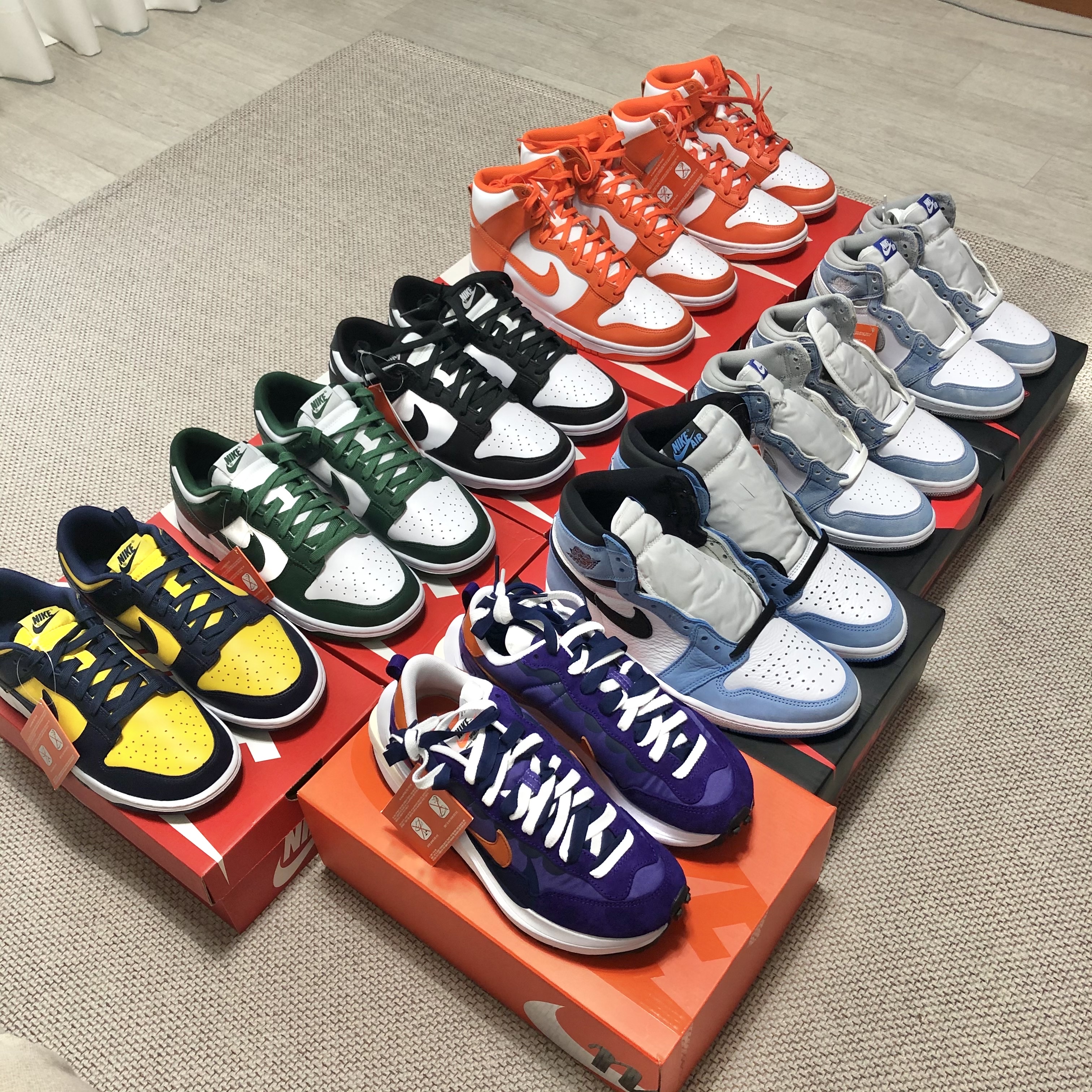 Nike x Sacai VaporWaffle Dark Iris, Jordan 1 Retro High OG University Blue 착용 스타일