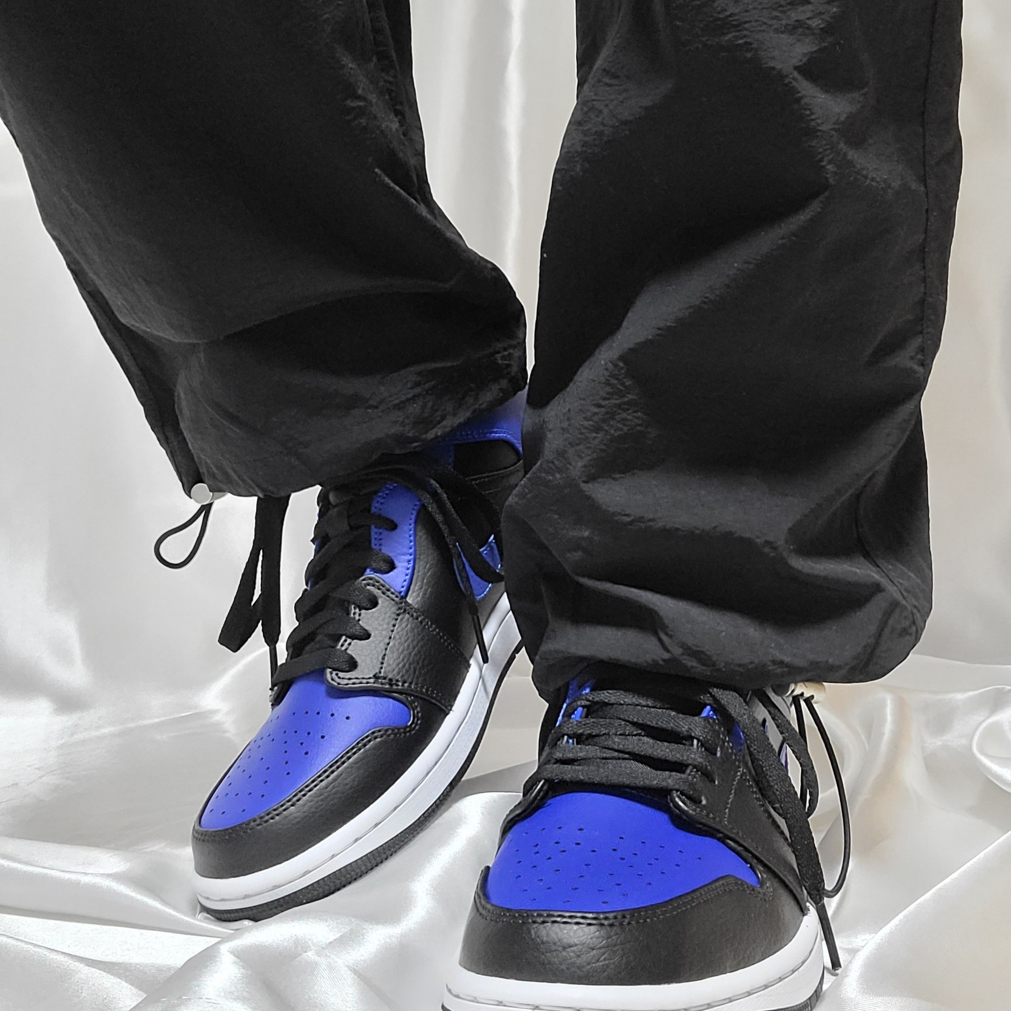 Jordan 1 Mid Black Hyper Royal 착용 스타일 - 5