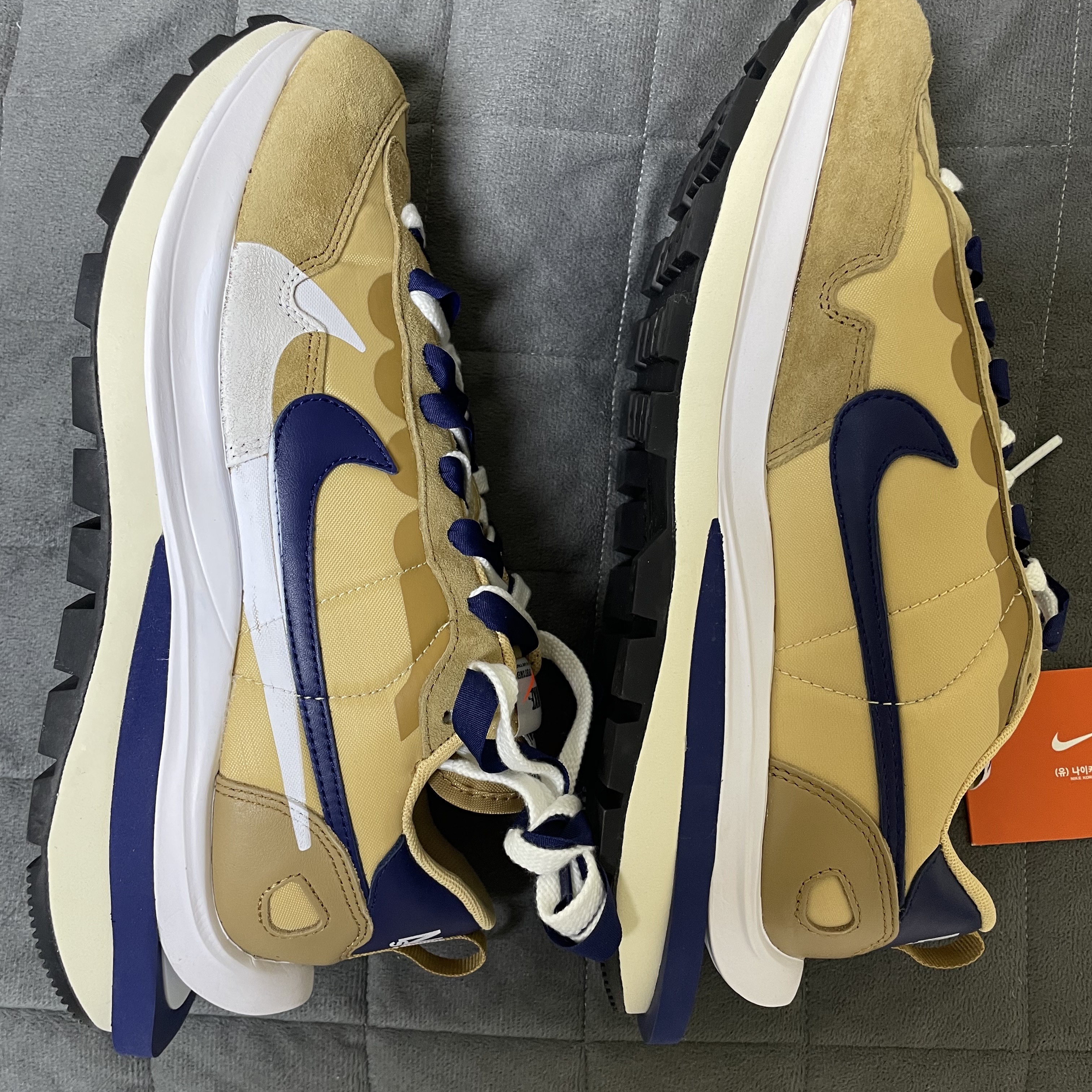 Nike x Sacai VaporWaffle Sesame and Blue Void 착용 스타일 - 2