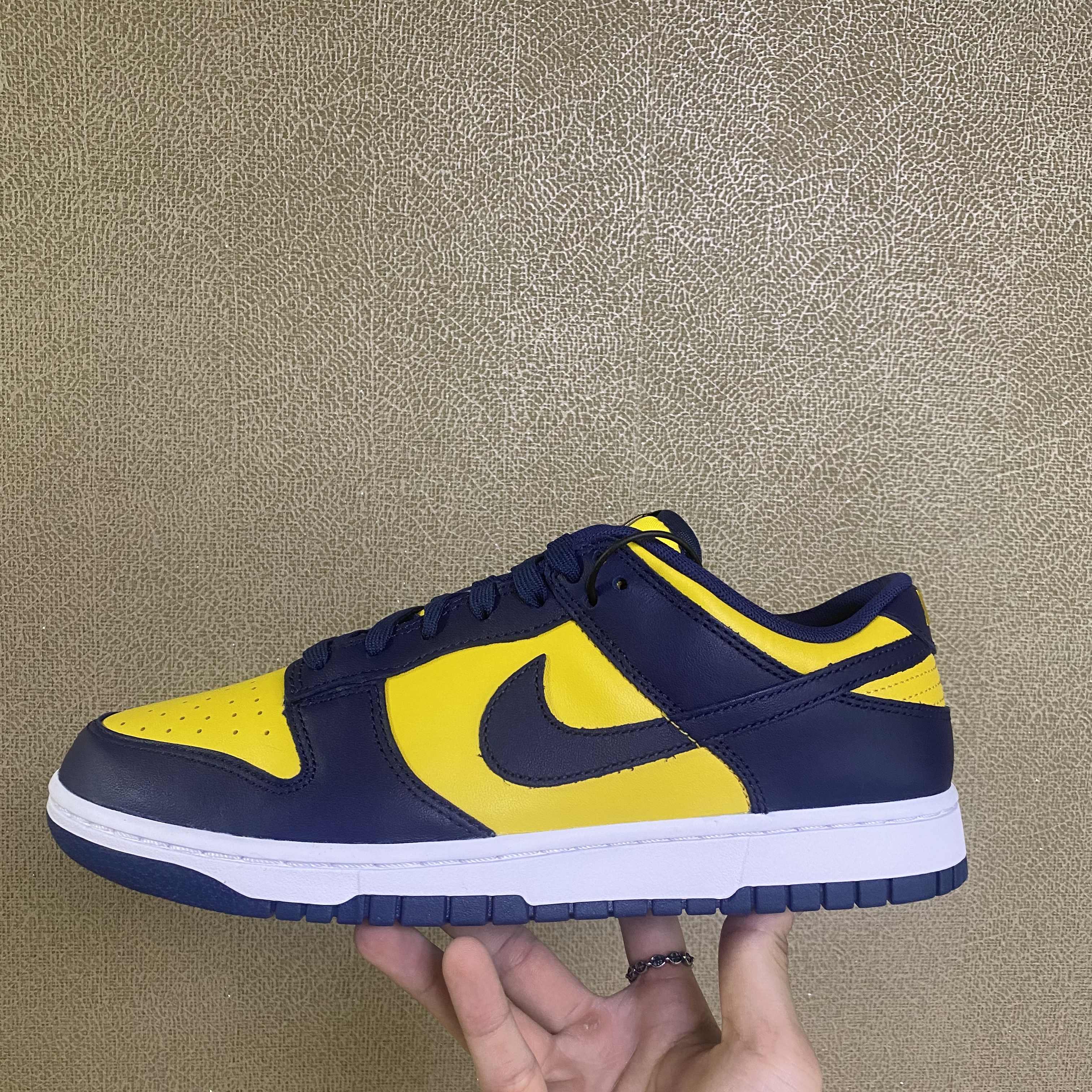 Nike Dunk Low Retro Varsity Maize 착용 스타일