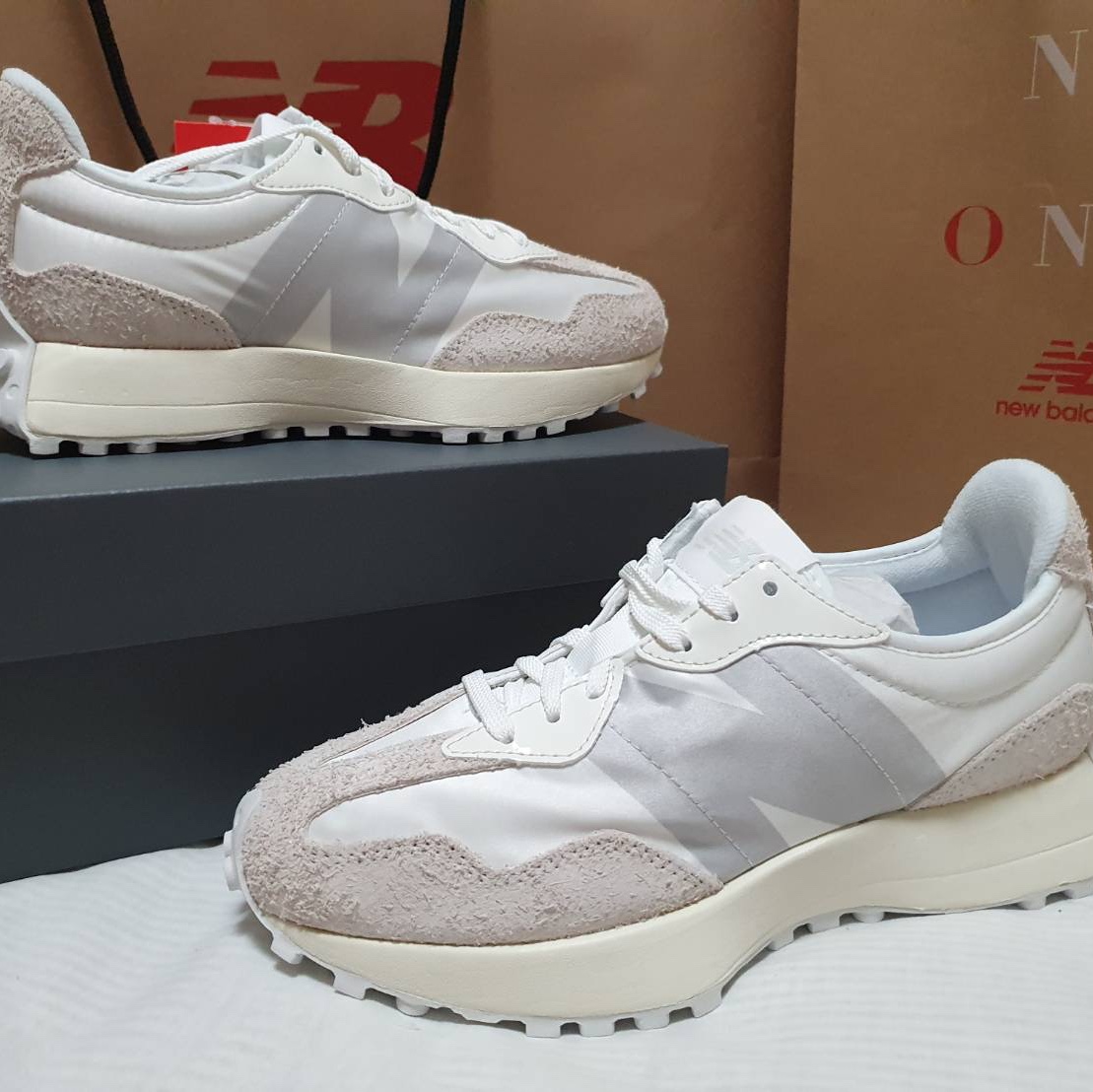 (W) New Balance 327 White Moonbeam 착용 스타일