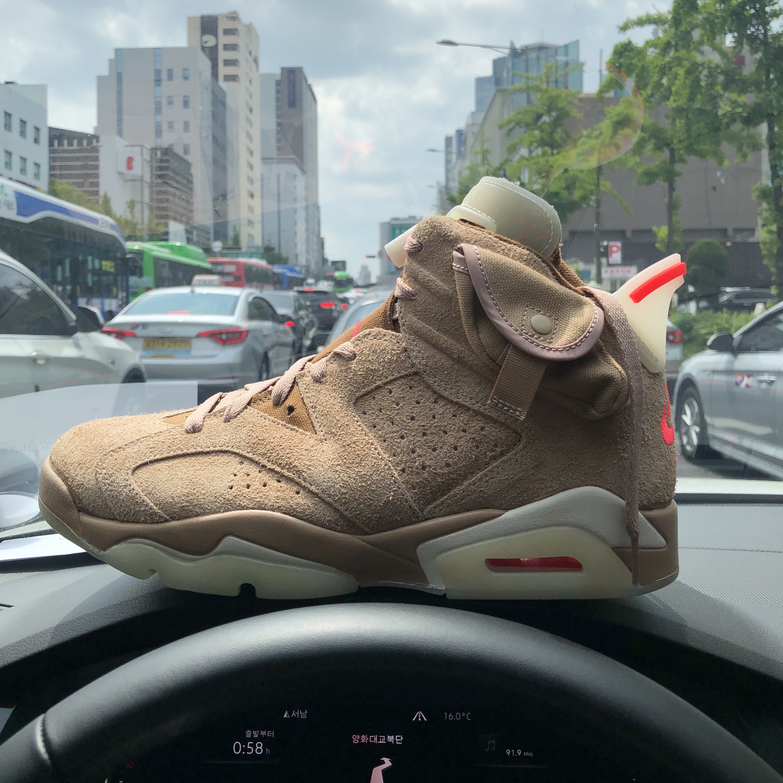 Jordan 6 x Travis Scott Retro SP British Khaki 착용 스타일 - 1