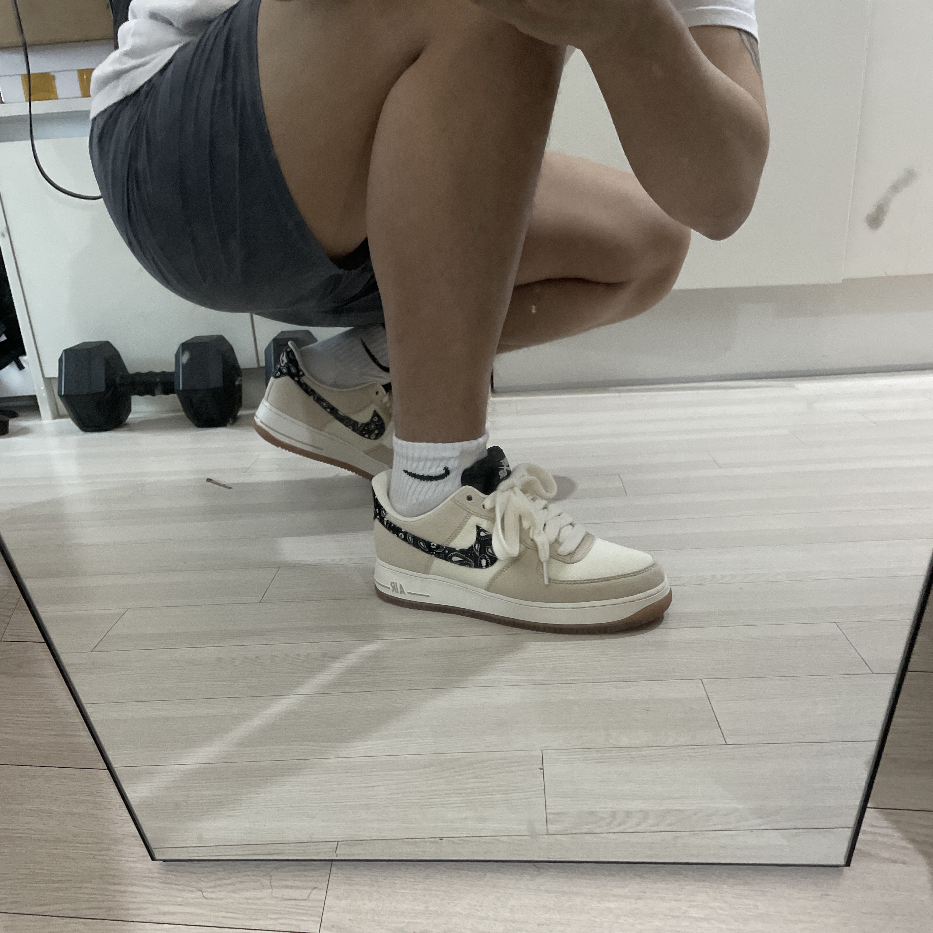Nike Air Force 1 '07 LV8 Paisley Swoosh 착용 스타일