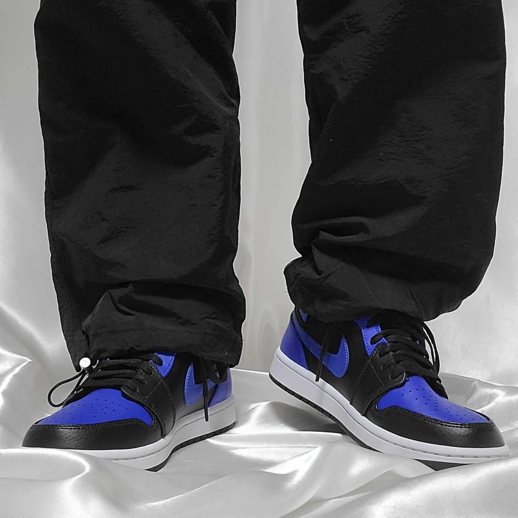Jordan 1 Mid Black Hyper Royal 착용 스타일 - 2