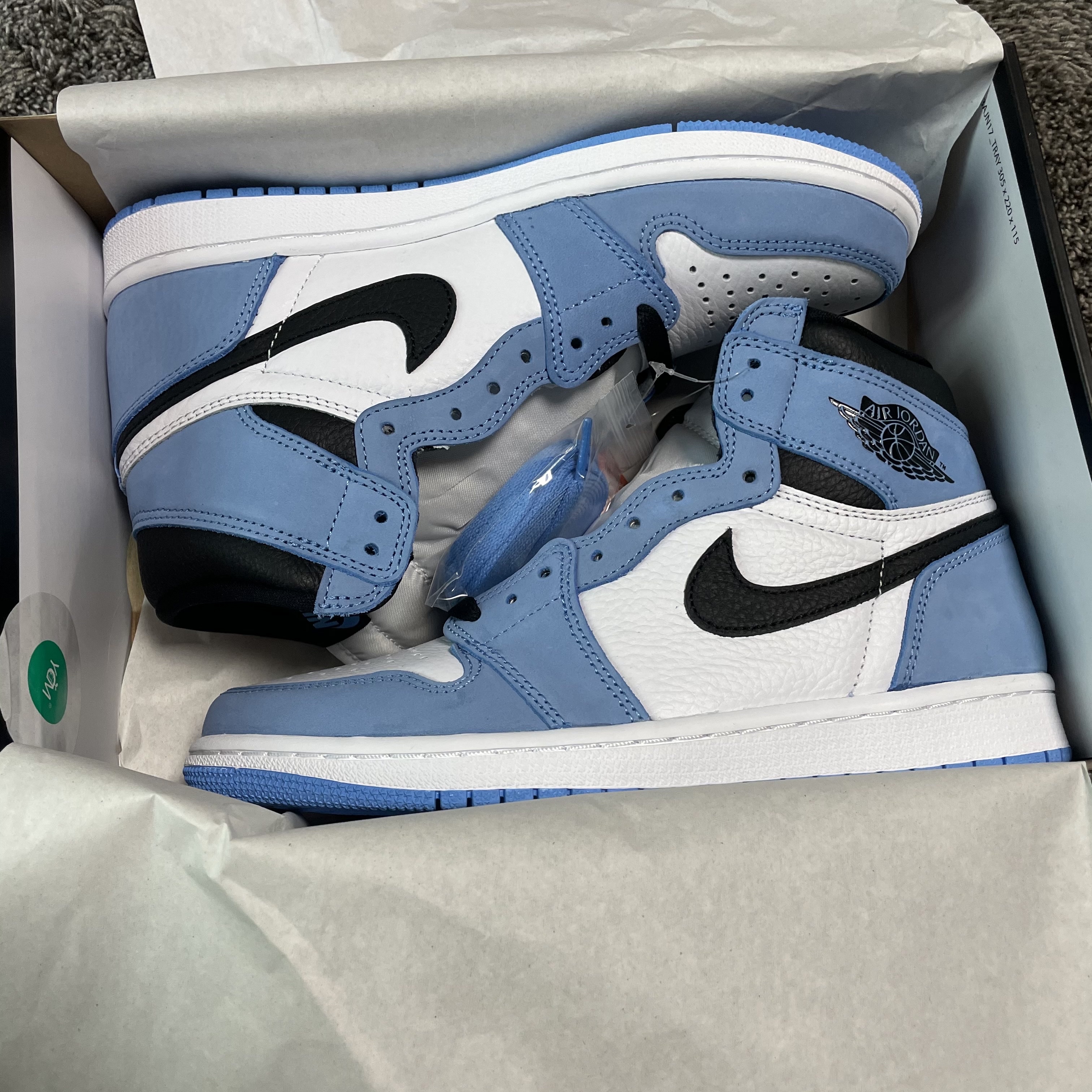 Jordan 1 Retro High OG University Blue 착용 스타일 - 2